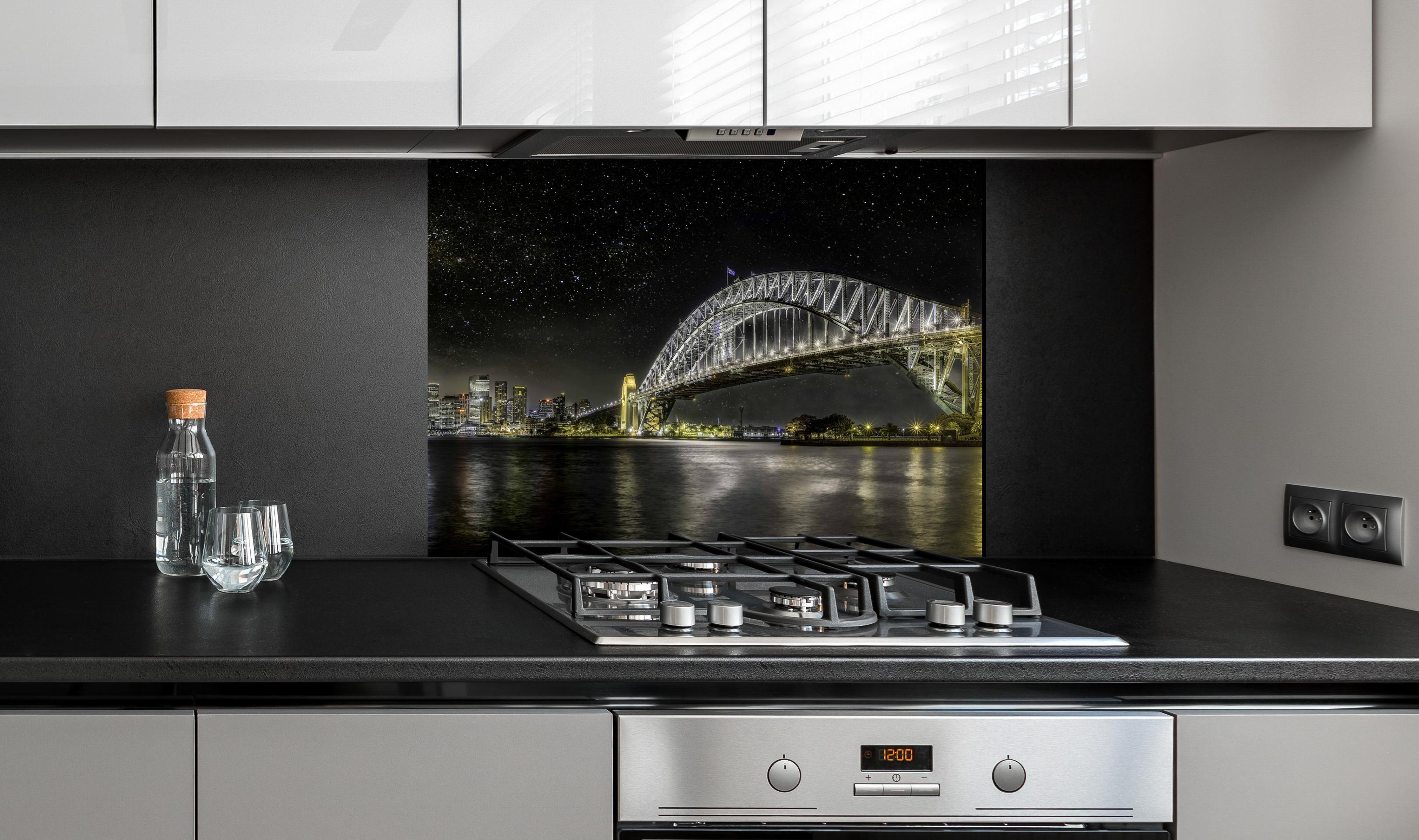 Spritzschutz - Skyline - Sydney an edler Anthrazit-Wand hinter silbernem Gasherd