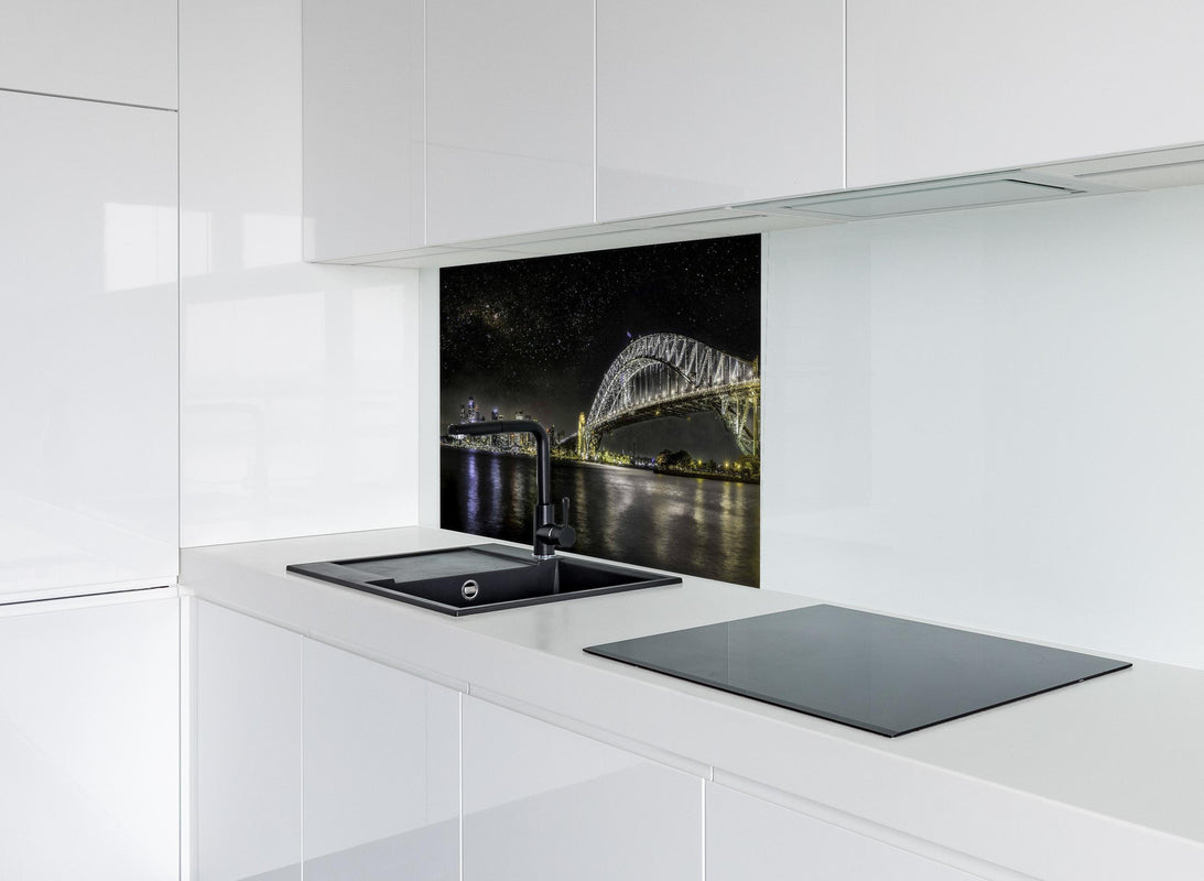 Spritzschutz - Skyline - Sydney hinter modernem schwarz-matten Spülbecken in weißer Hochglanz-Küche