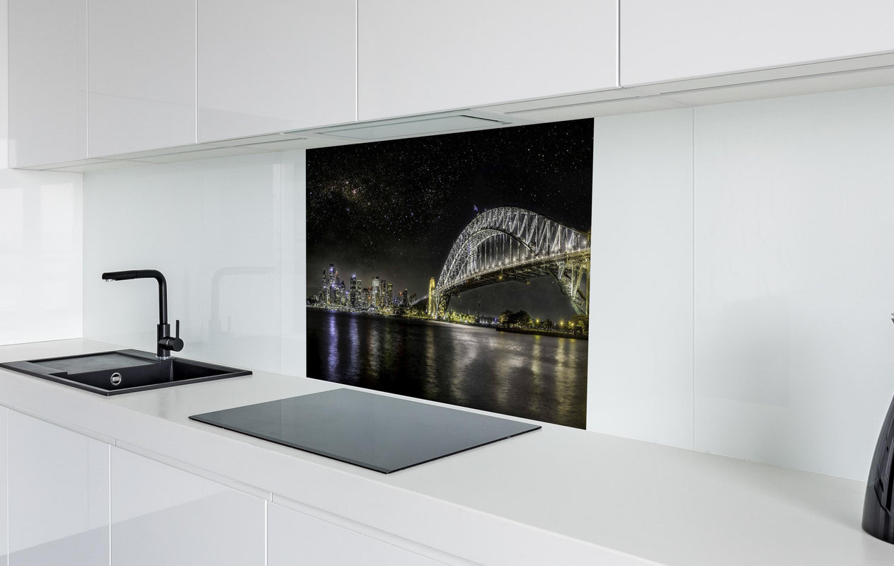 Spritzschutz - Skyline - Sydney  in weißer Hochglanz-Küche hinter einem Cerankochfeld