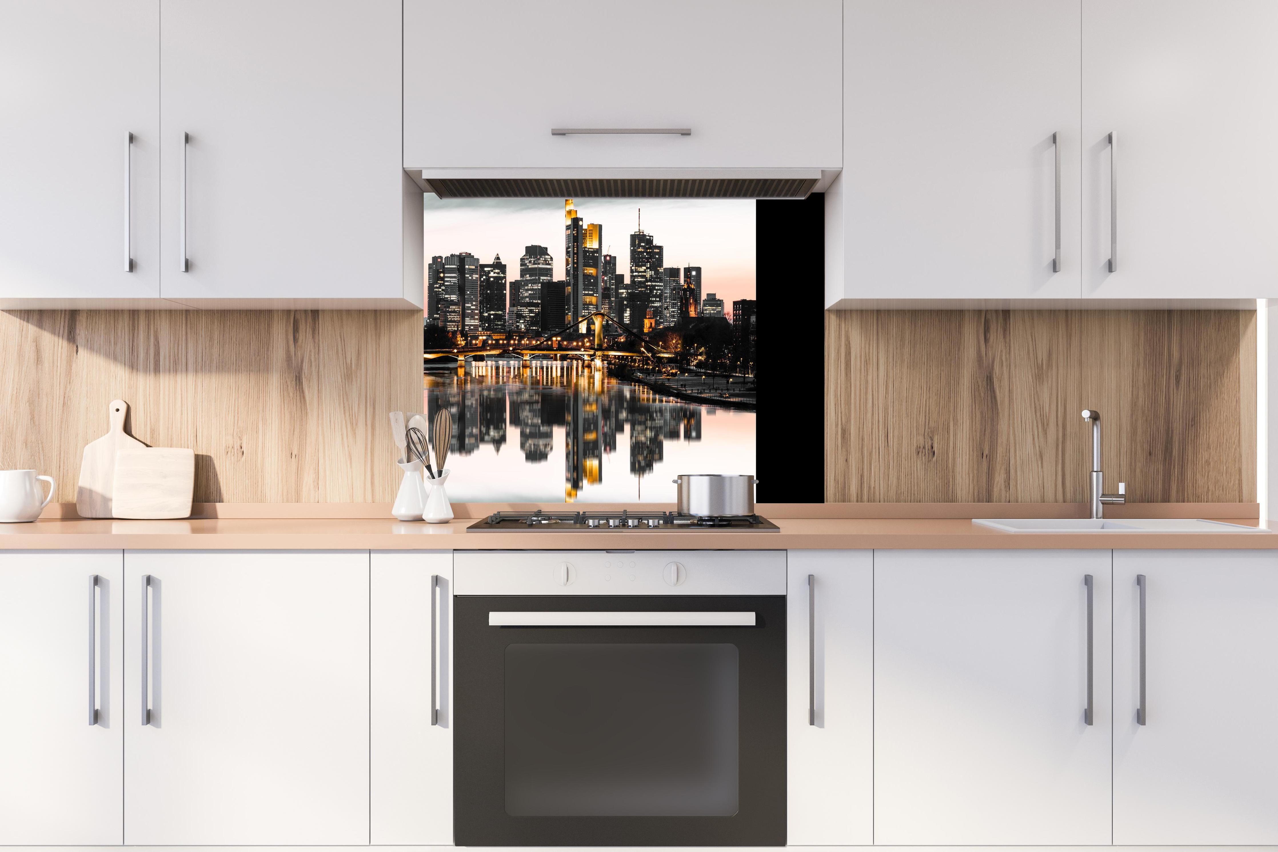 Spritzschutz - Skyline Frankfurt mit Wasser Spiegelung hinter stilvollem Gasherd unter Dunstabzugshaube