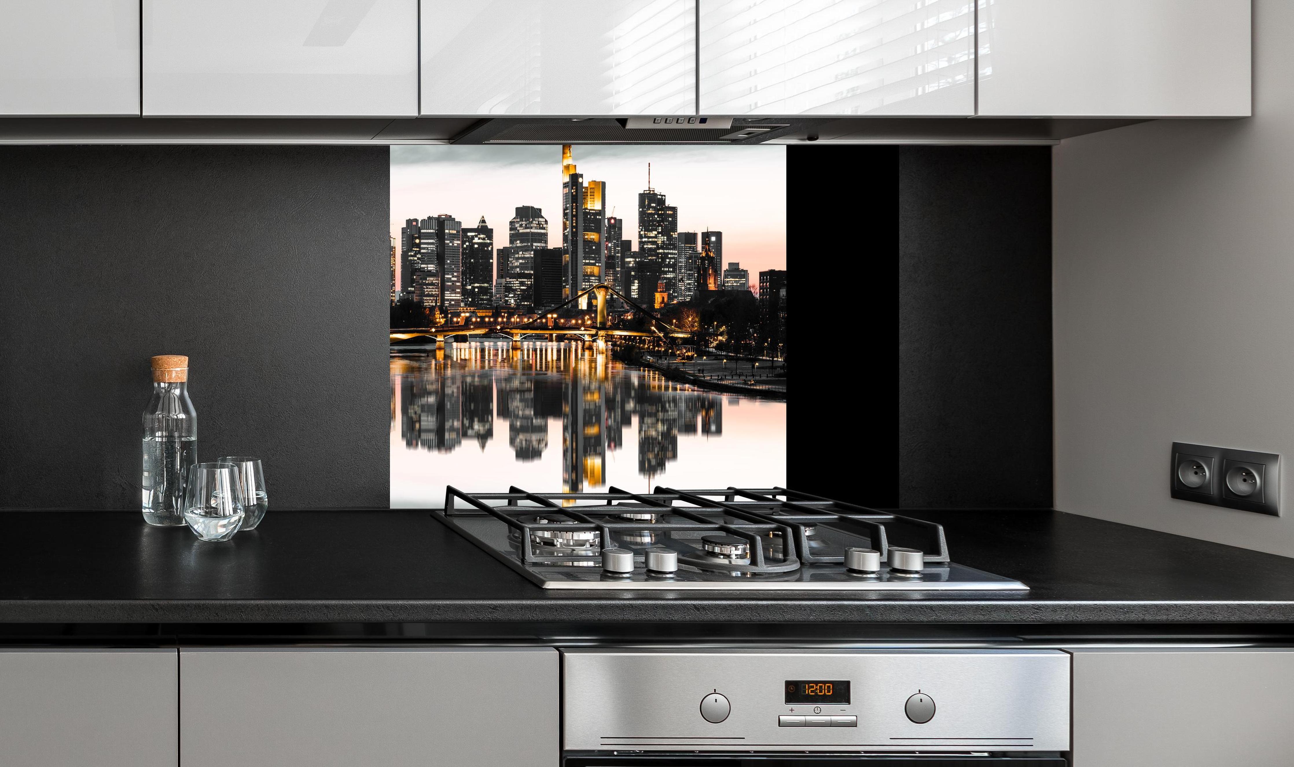 Spritzschutz - Skyline Frankfurt mit Wasser Spiegelung an edler Anthrazit-Wand hinter silbernem Gasherd