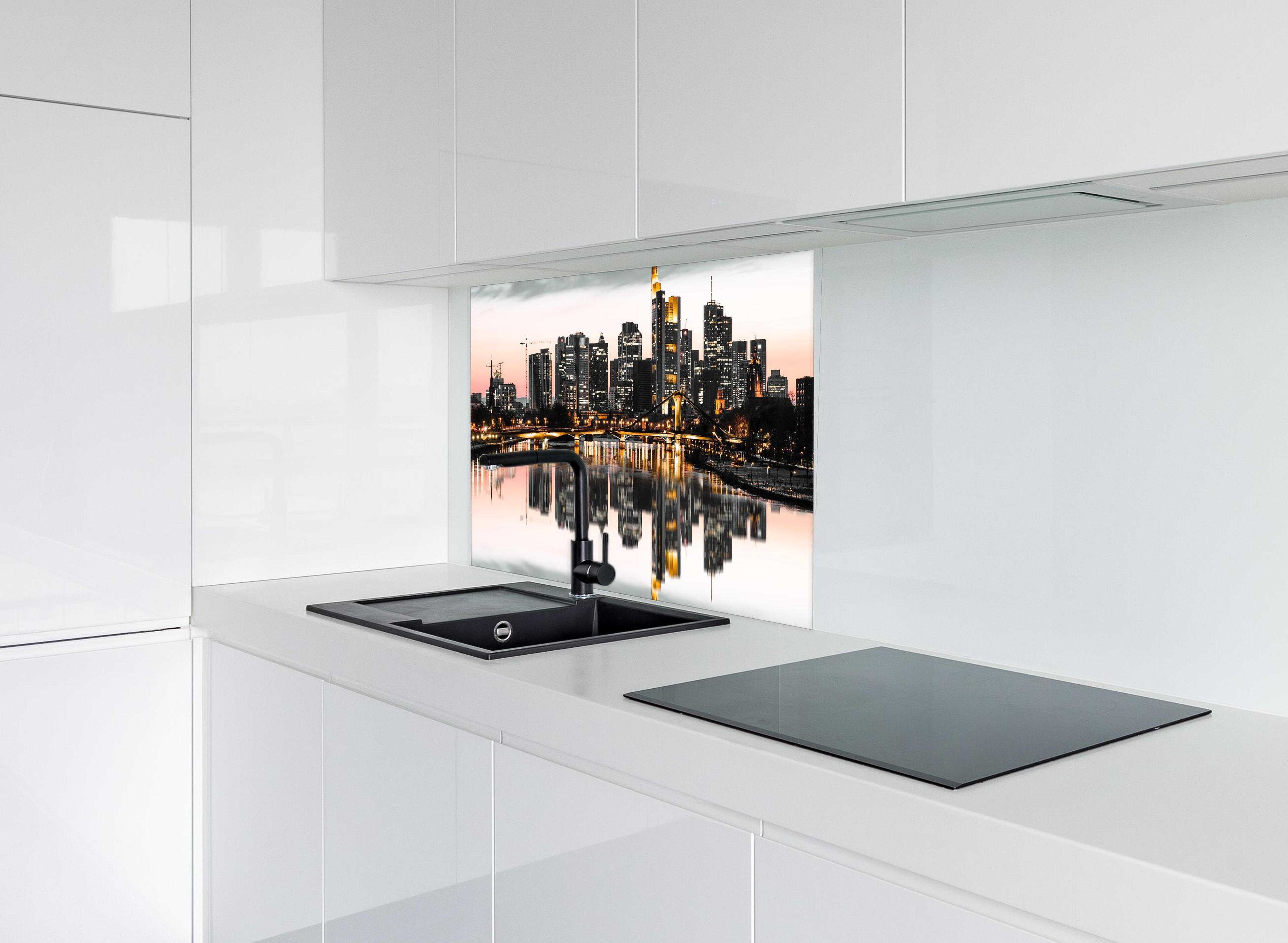 Spritzschutz - Skyline Frankfurt mit Wasser Spiegelung hinter modernem schwarz-matten Spülbecken in weißer Hochglanz-Küche
