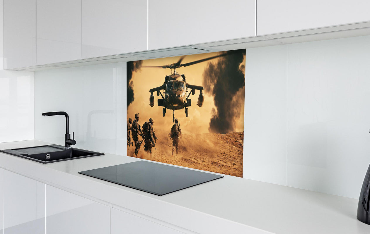 Spritzschutz - Soldaten rennen auf dem Schlachtfeld zum Hubschrauber  in weißer Hochglanz-Küche hinter einem Cerankochfeld