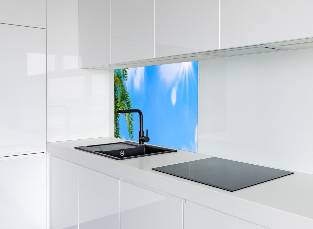 Spritzschutz - Sonne strahlt auf Palme hinter modernem schwarz-matten Spülbecken in weißer Hochglanz-Küche