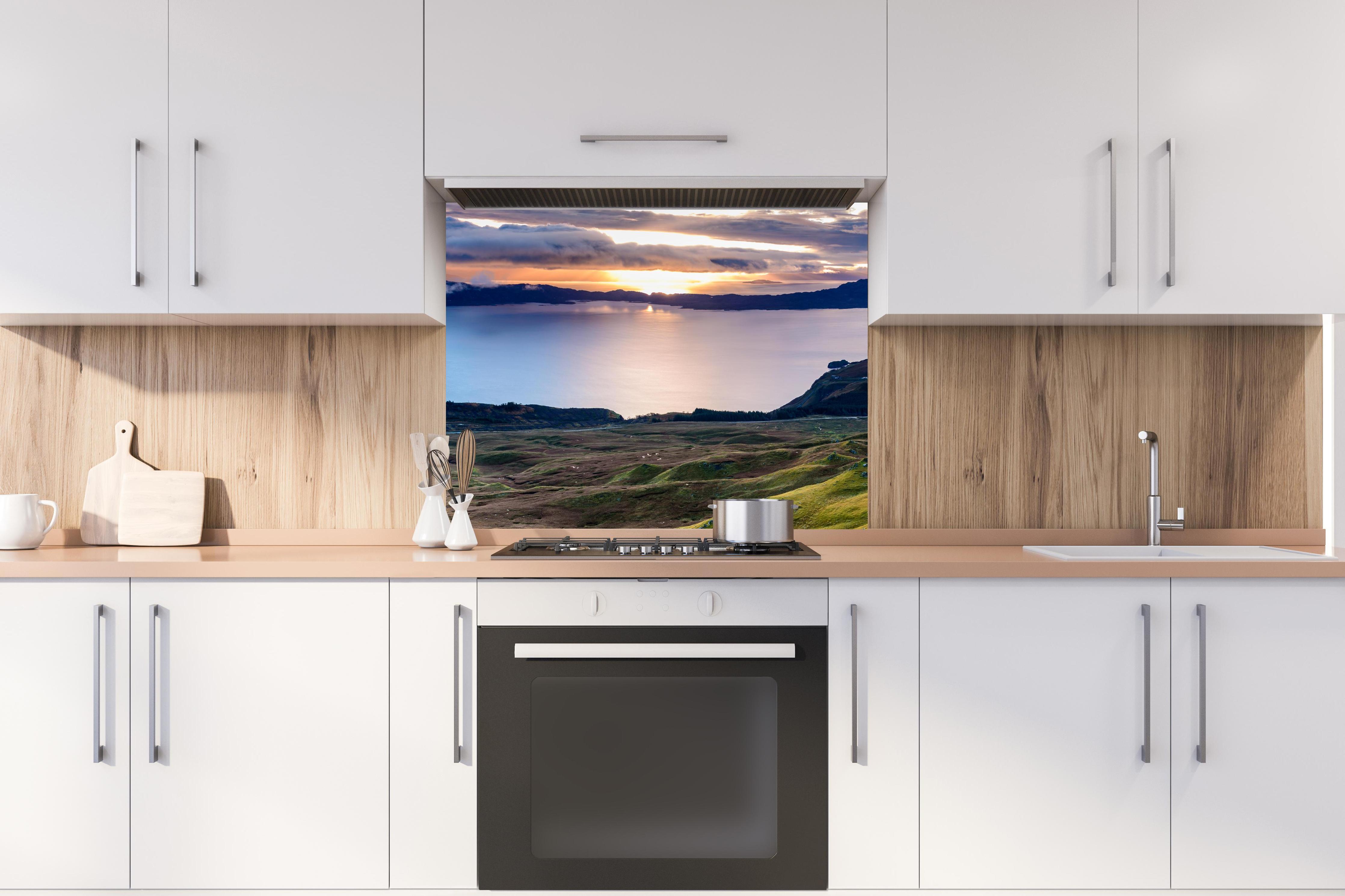 Spritzschutz - Sonnenaufgang auf der Isle of Skye hinter stilvollem Gasherd unter Dunstabzugshaube