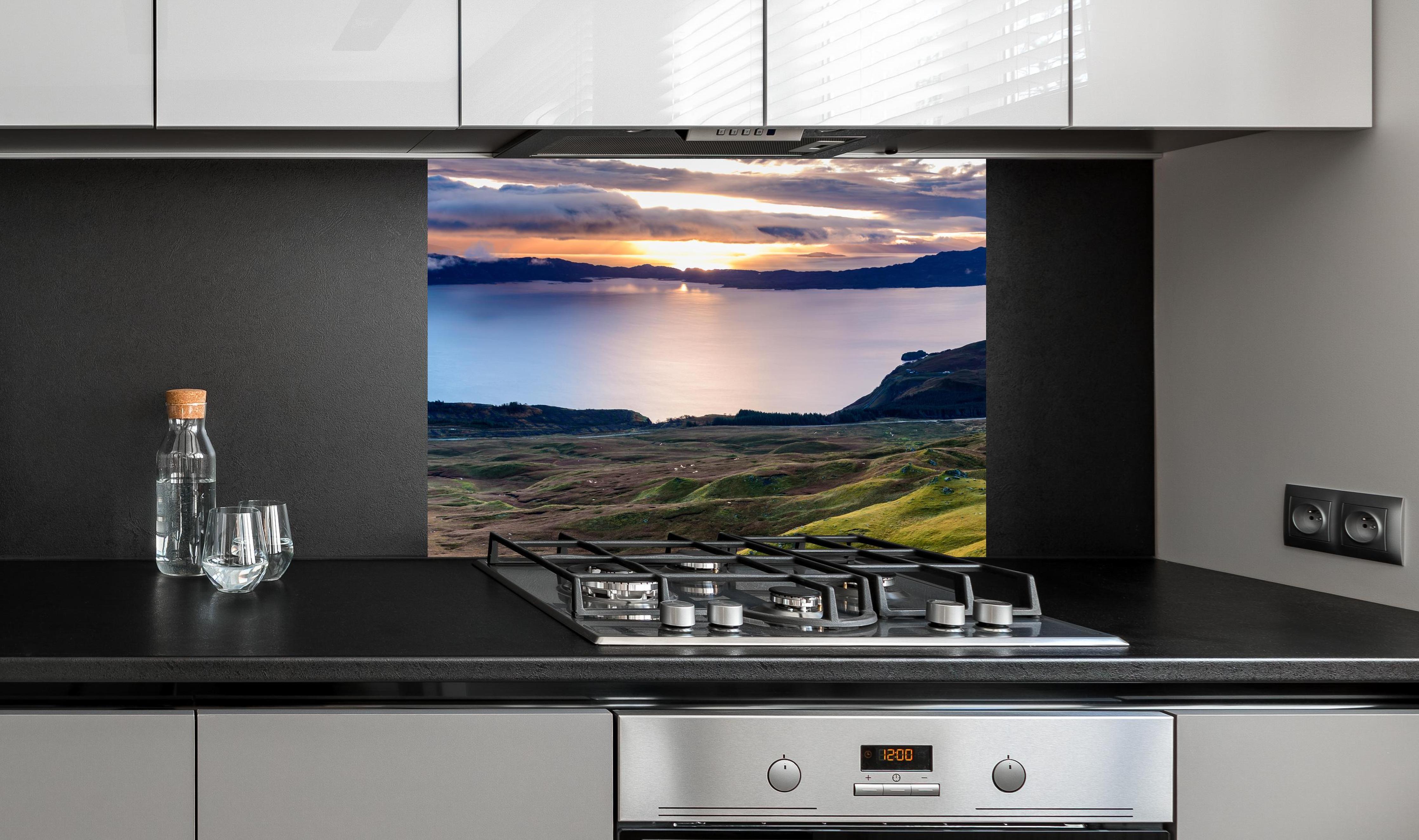 Spritzschutz - Sonnenaufgang auf der Isle of Skye an edler Anthrazit-Wand hinter silbernem Gasherd