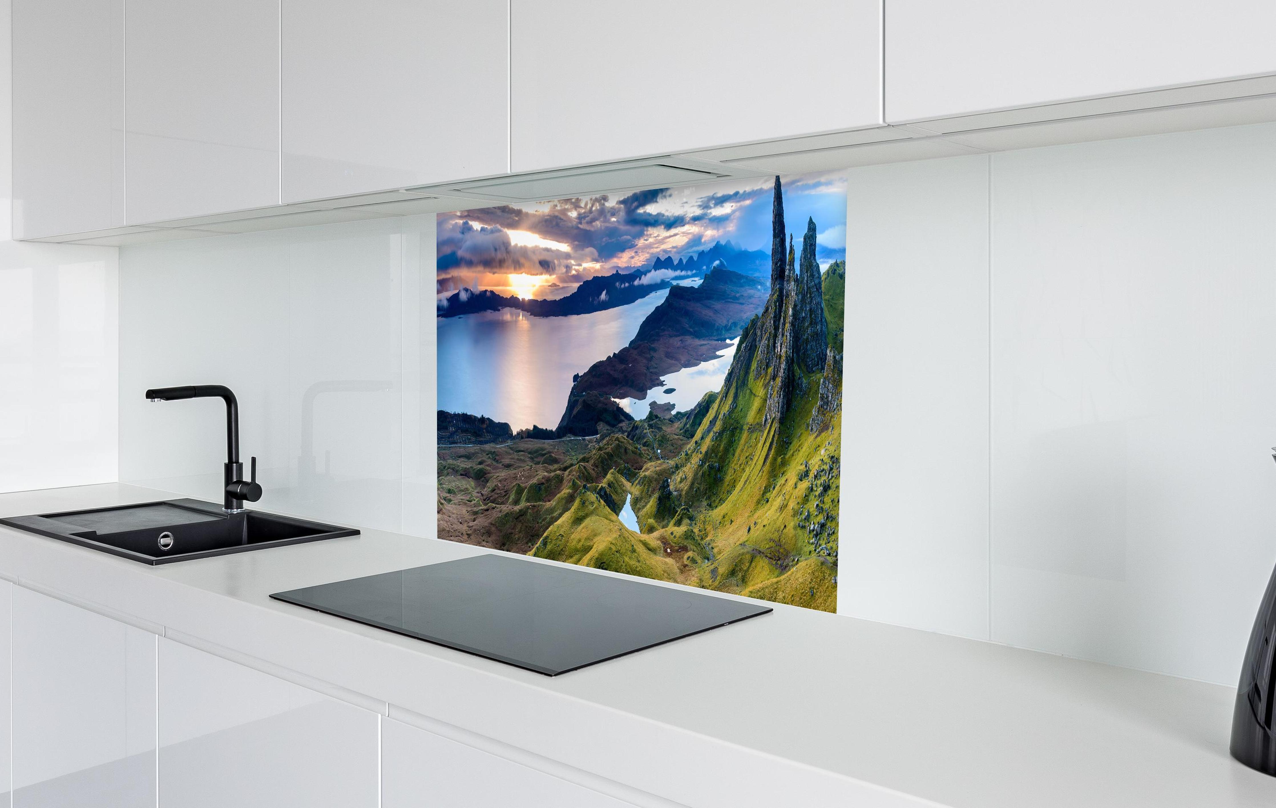 Spritzschutz - Sonnenaufgang auf der Isle of Skye  in weißer Hochglanz-Küche hinter einem Cerankochfeld