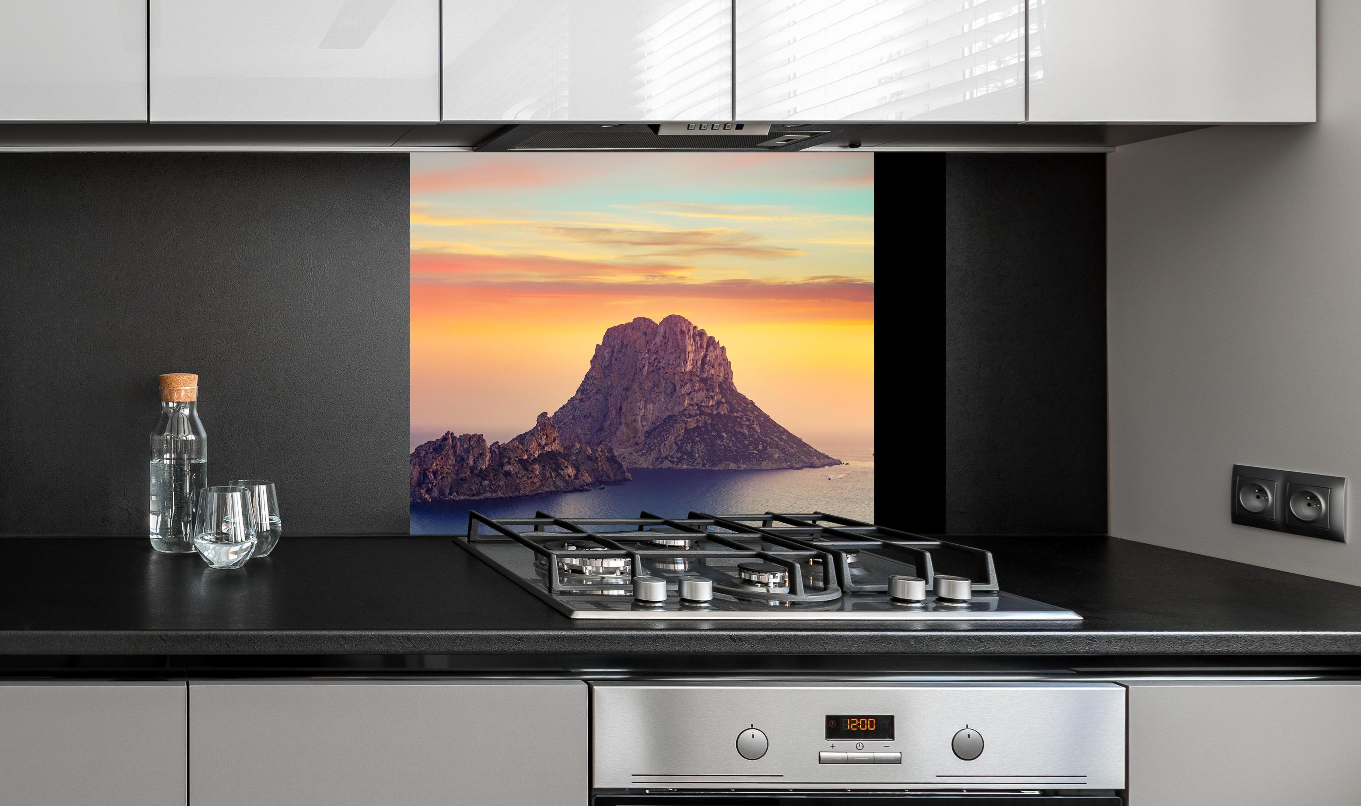 Spritzschutz - Sonnenuntergang auf der Insel Es Vedra auf den Balearen an edler Anthrazit-Wand hinter silbernem Gasherd