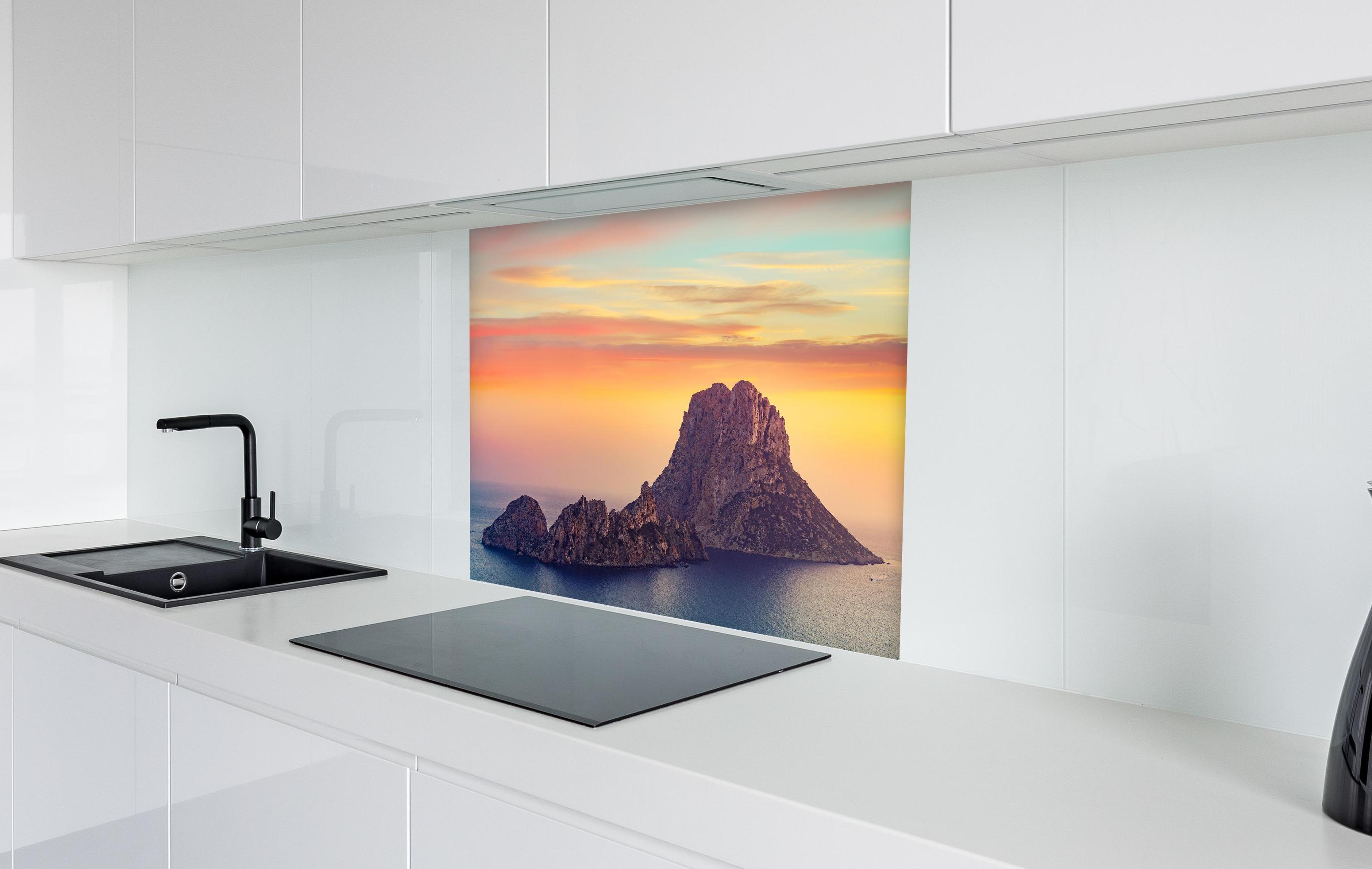 Spritzschutz - Sonnenuntergang auf der Insel Es Vedra auf den Balearen  in weißer Hochglanz-Küche hinter einem Cerankochfeld