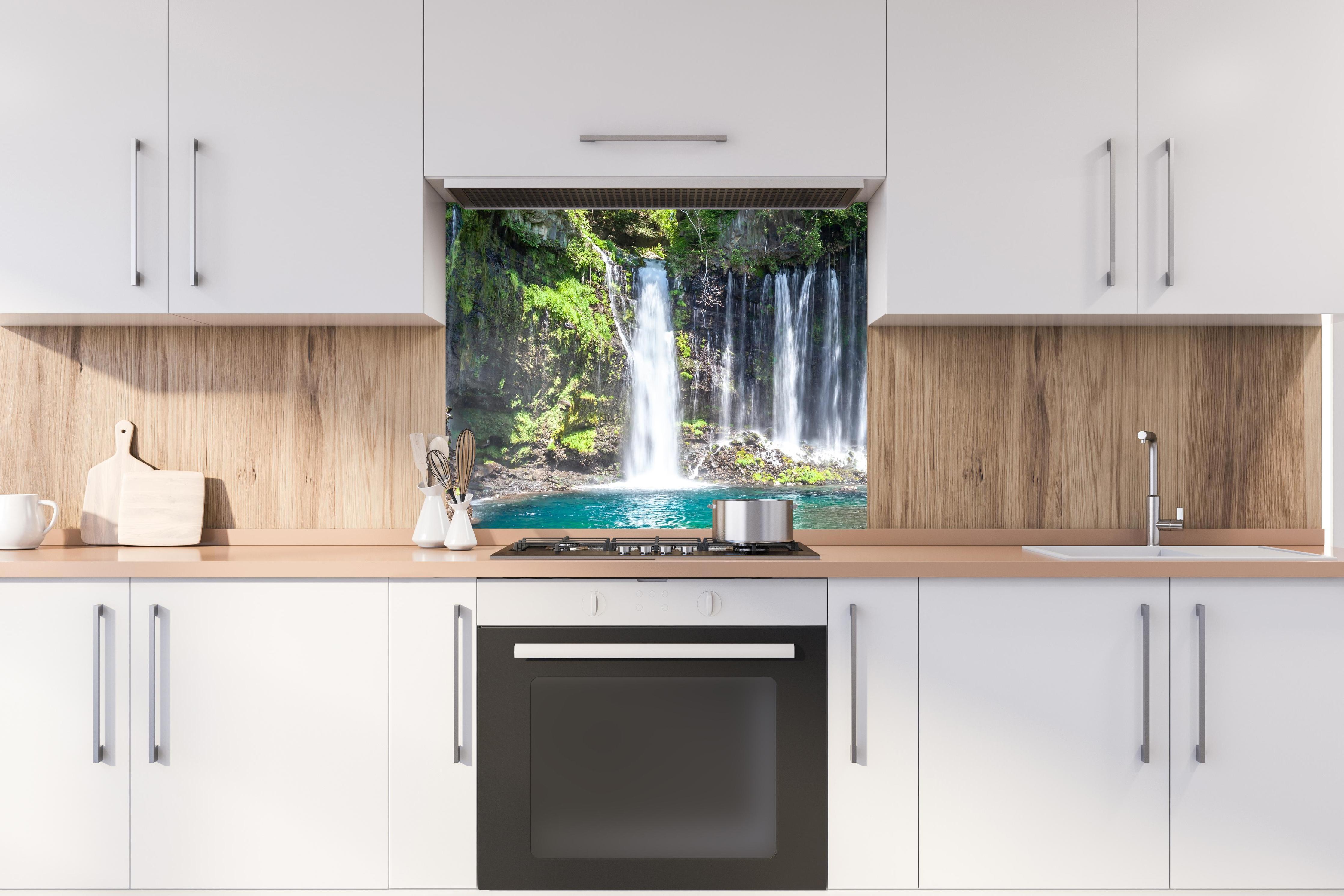 Spritzschutz - Sonniger Shiraito-Wasserfall hinter stilvollem Gasherd unter Dunstabzugshaube
