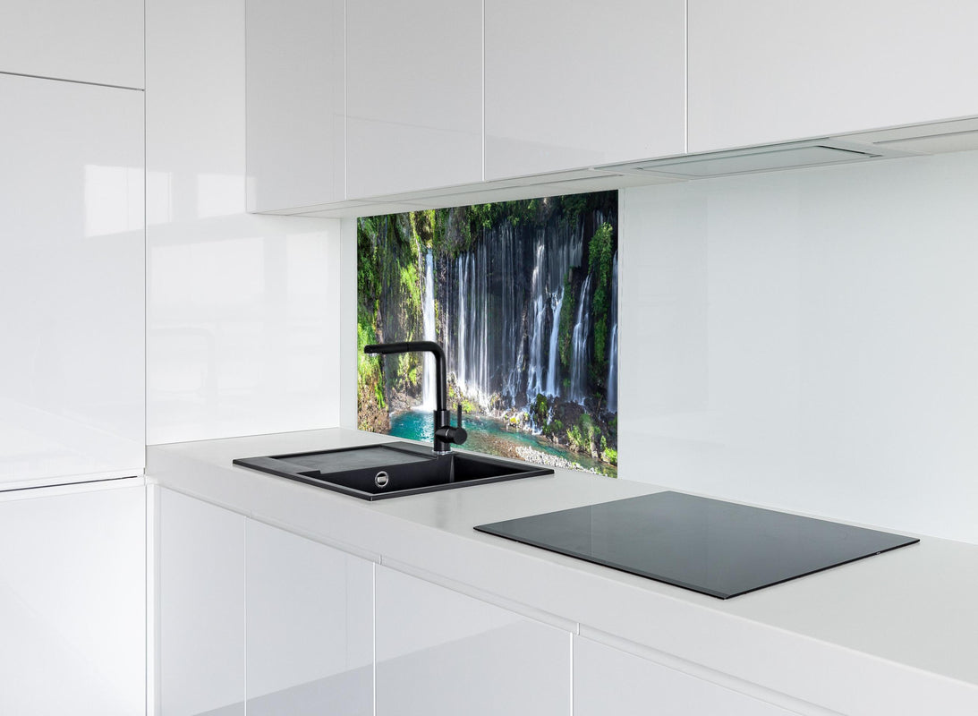 Spritzschutz - Sonniger Shiraito-Wasserfall hinter modernem schwarz-matten Spülbecken in weißer Hochglanz-Küche
