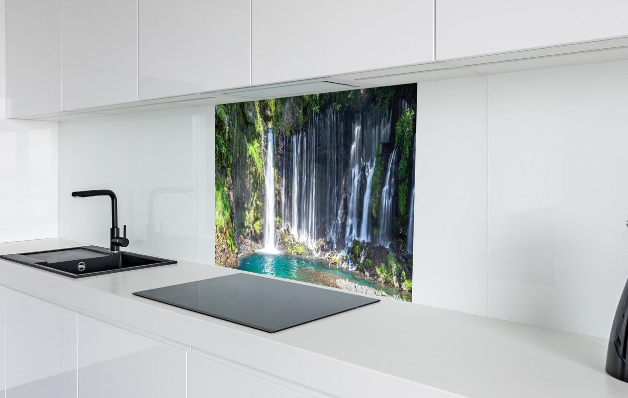 Spritzschutz - Sonniger Shiraito-Wasserfall  in weißer Hochglanz-Küche hinter einem Cerankochfeld