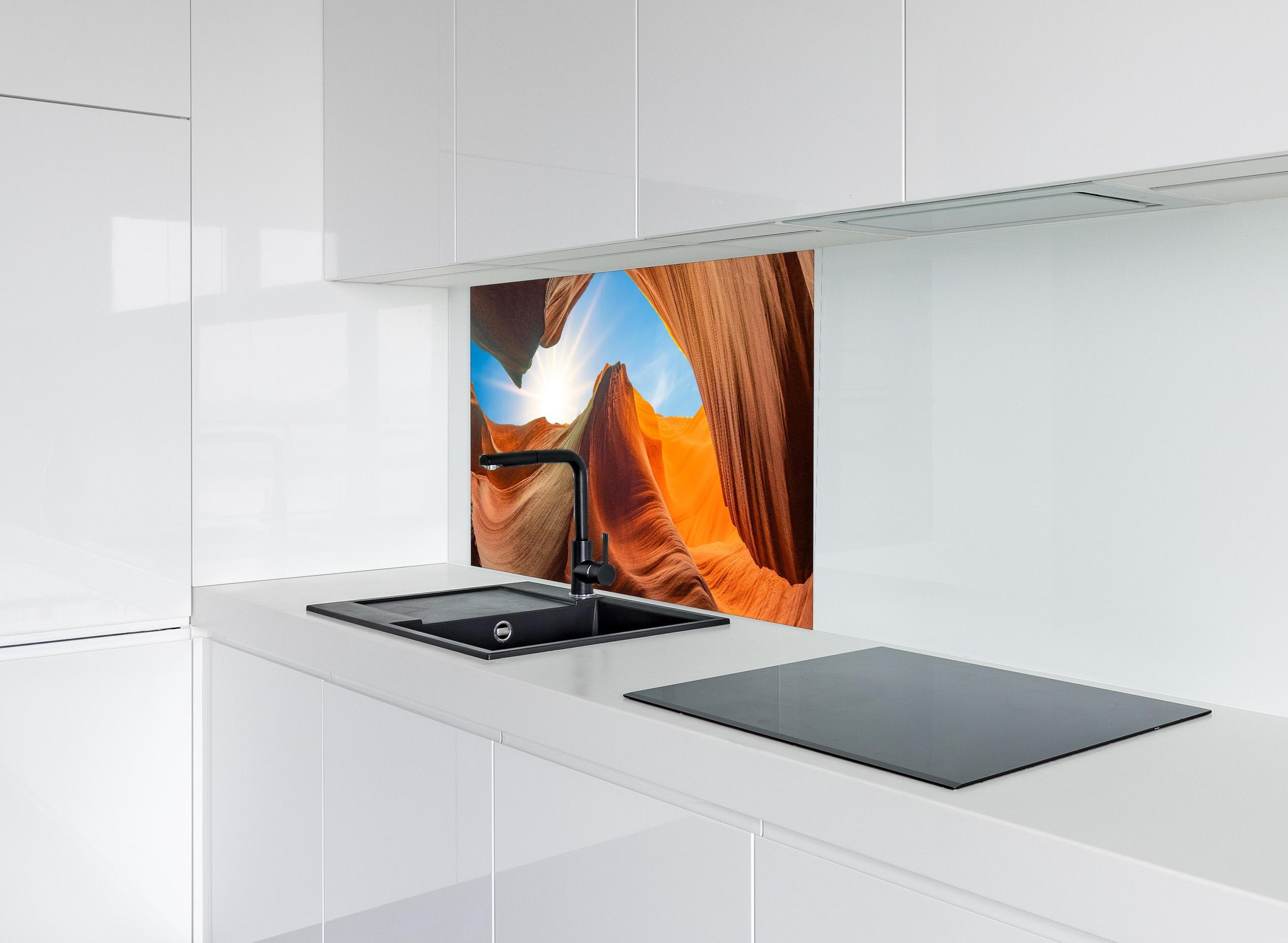 Spritzschutz - Spektakuläre Schlucht in Arizona hinter modernem schwarz-matten Spülbecken in weißer Hochglanz-Küche