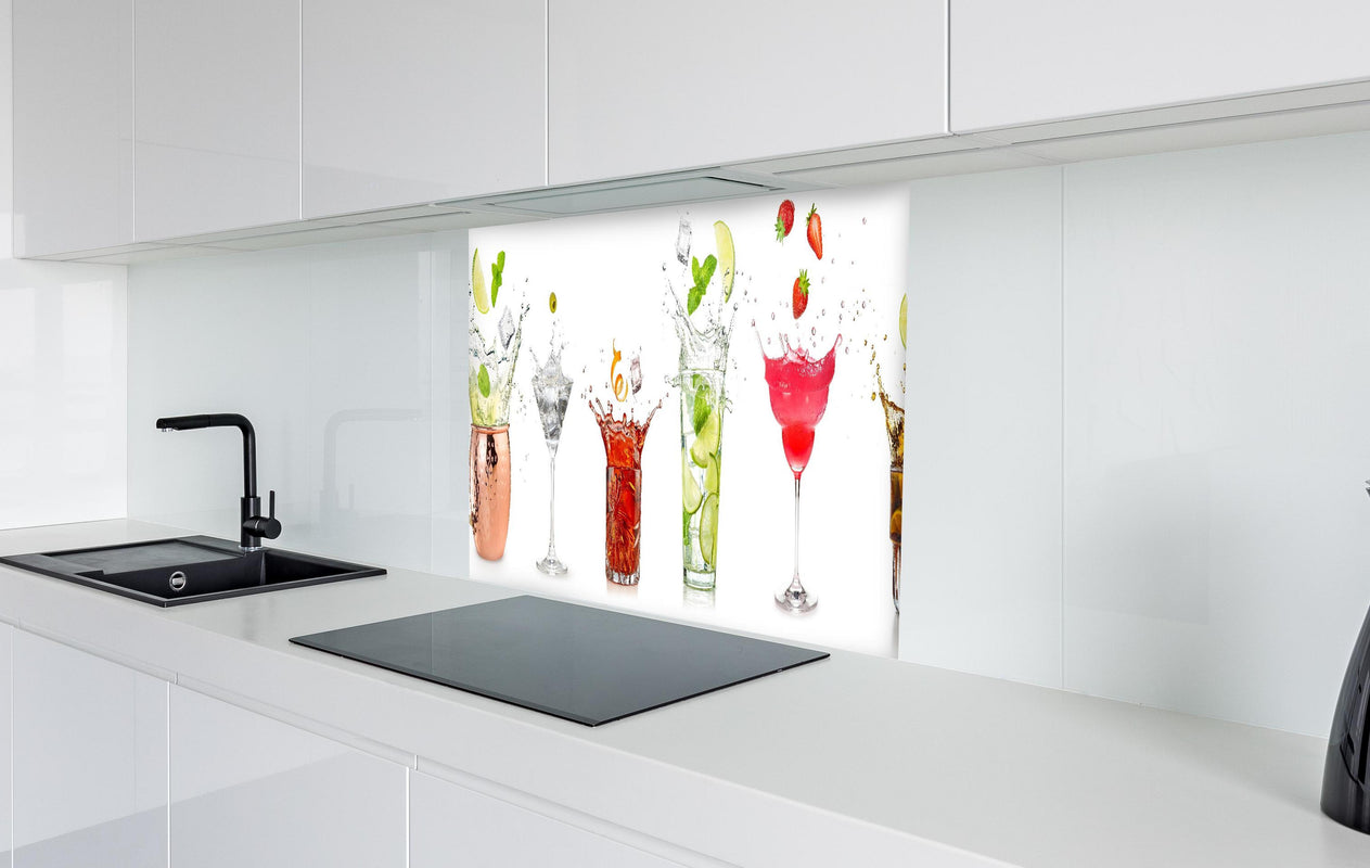 Spritzschutz - Spritzende Cocktails  in weißer Hochglanz-Küche hinter einem Cerankochfeld
