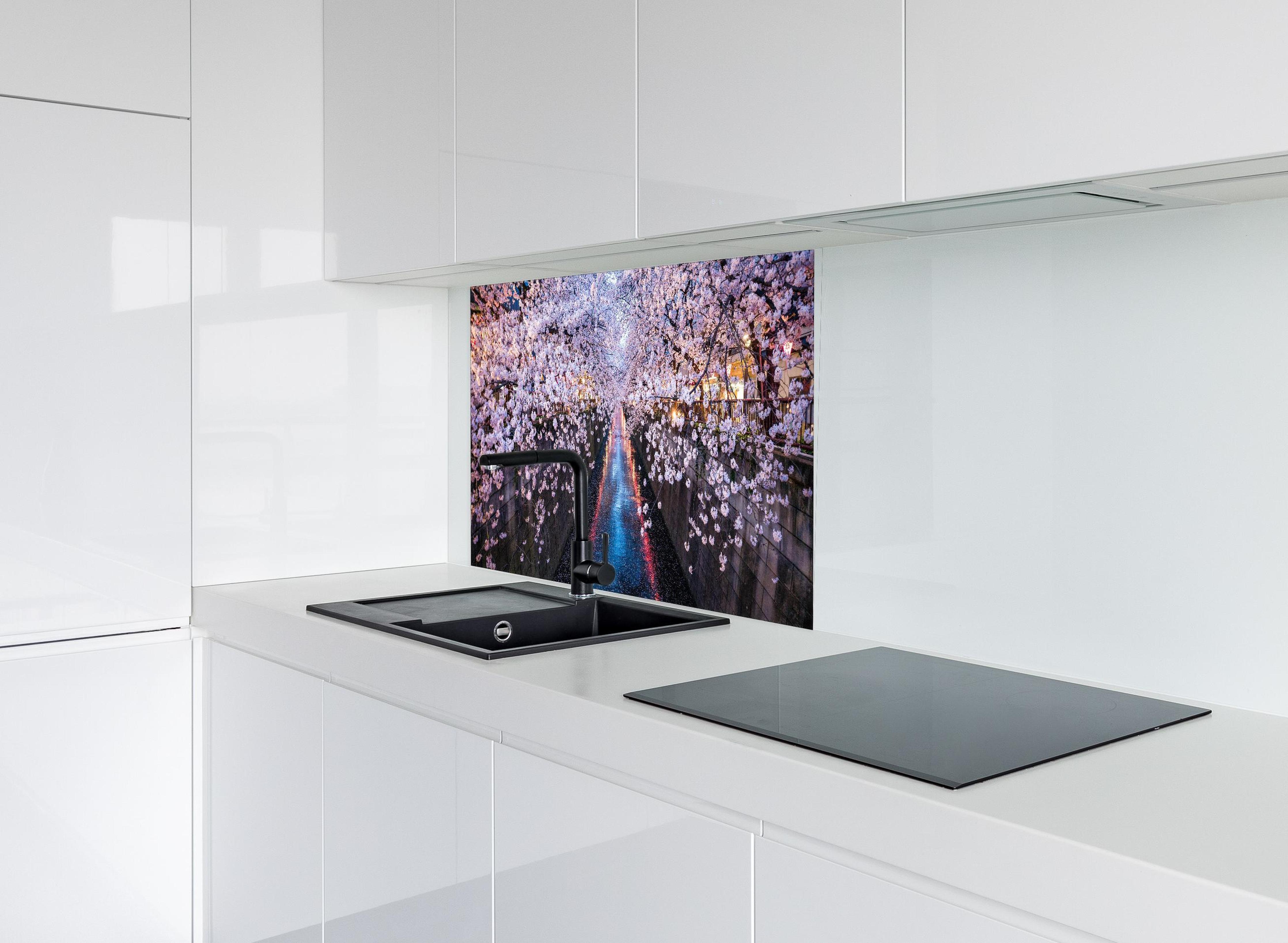 Spritzschutz - Stadtfluss mit Kirschblütenbäumen hinter modernem schwarz-matten Spülbecken in weißer Hochglanz-Küche