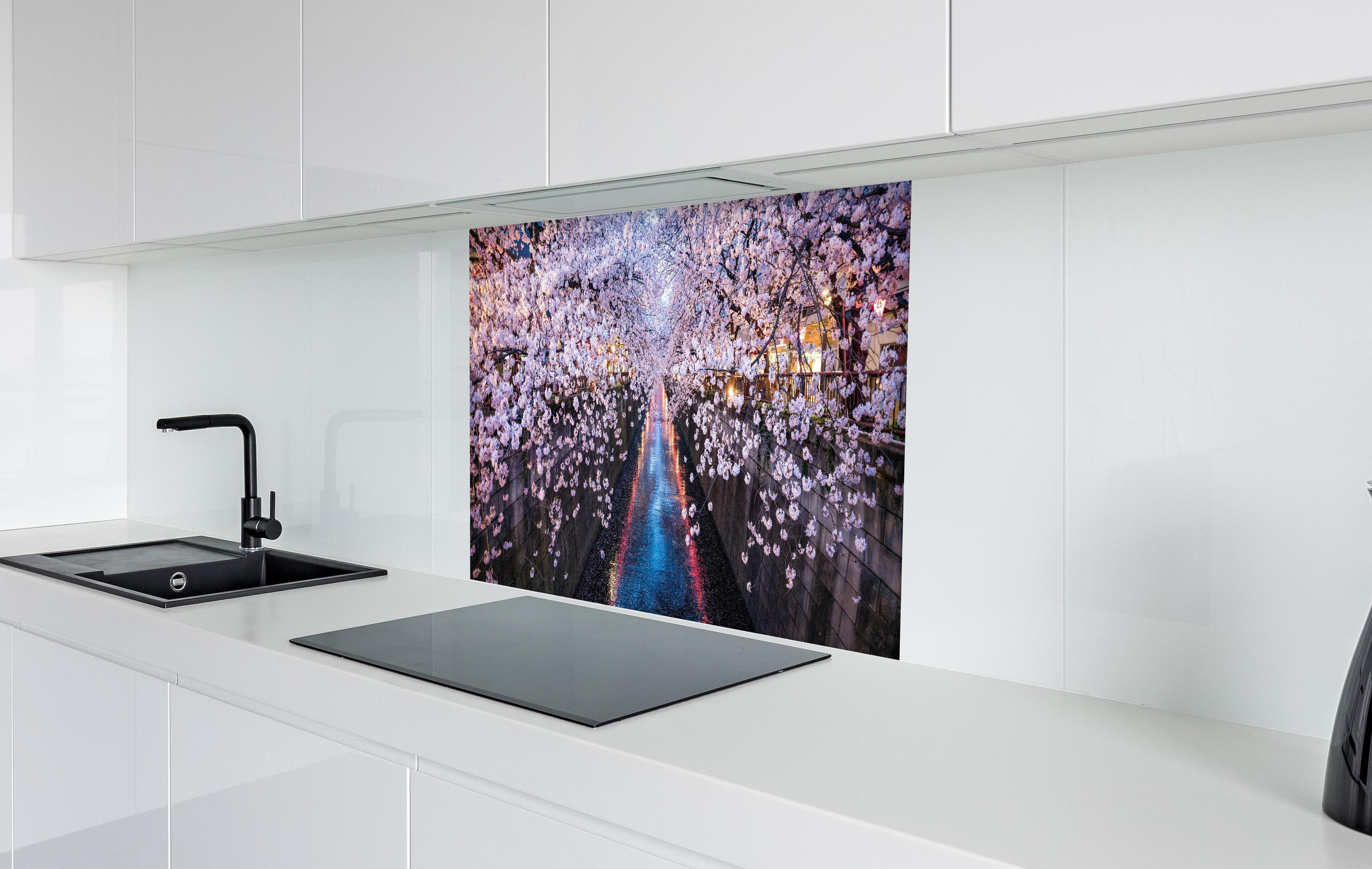 Spritzschutz - Stadtfluss mit Kirschblütenbäumen  in weißer Hochglanz-Küche hinter einem Cerankochfeld