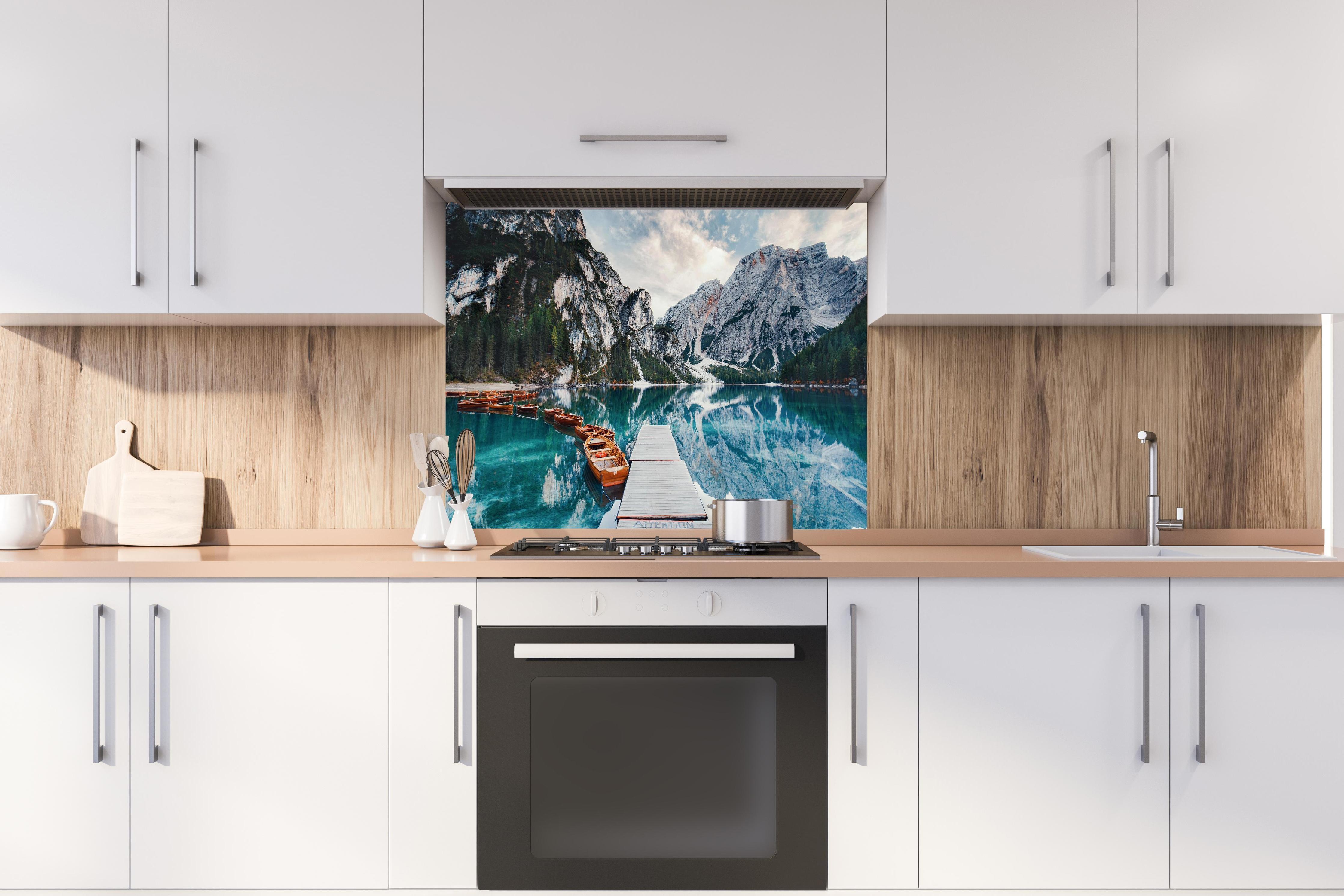 Spritzschutz - Steg am Bergsee mit Booten hinter stilvollem Gasherd unter Dunstabzugshaube