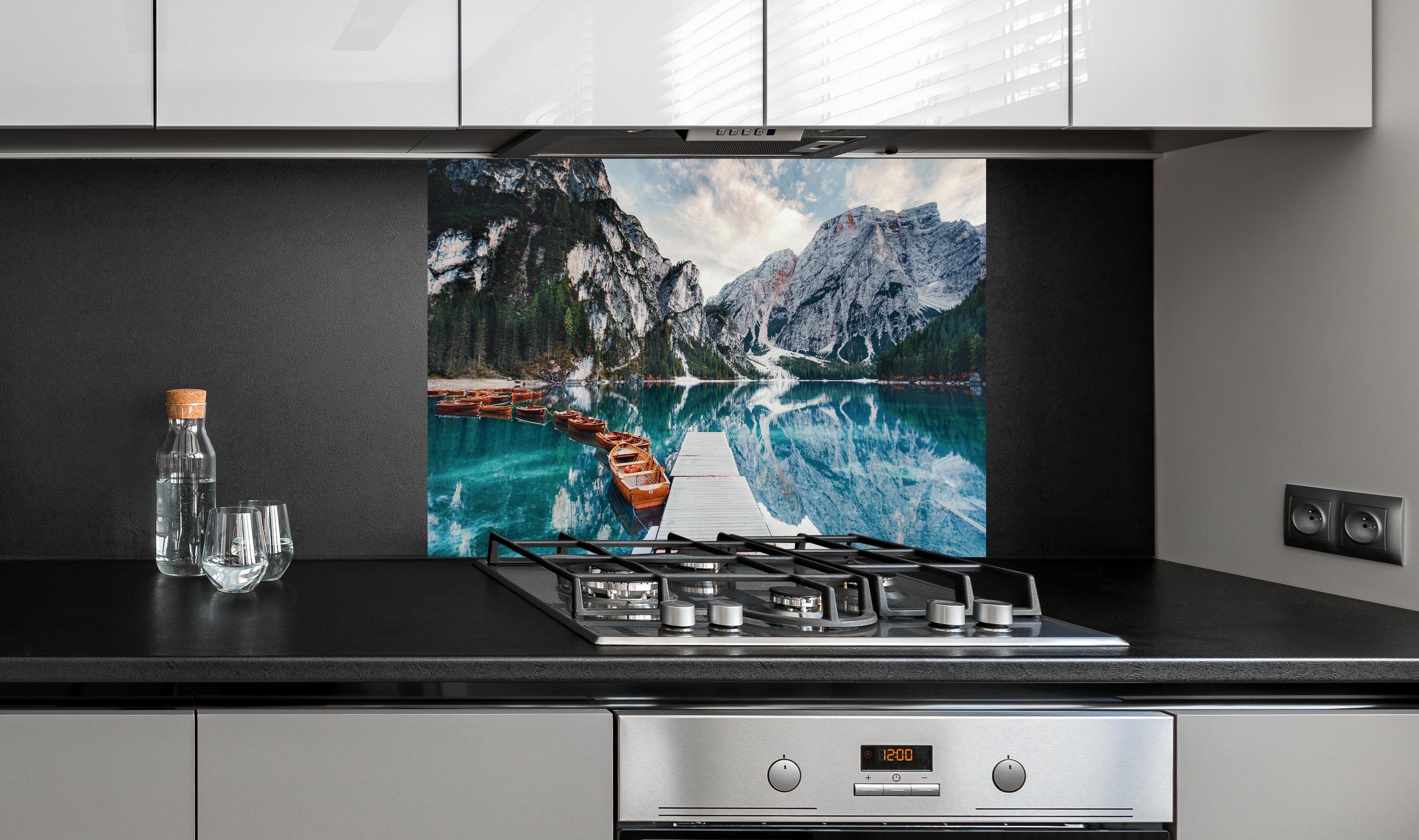 Spritzschutz - Steg am Bergsee mit Booten an edler Anthrazit-Wand hinter silbernem Gasherd