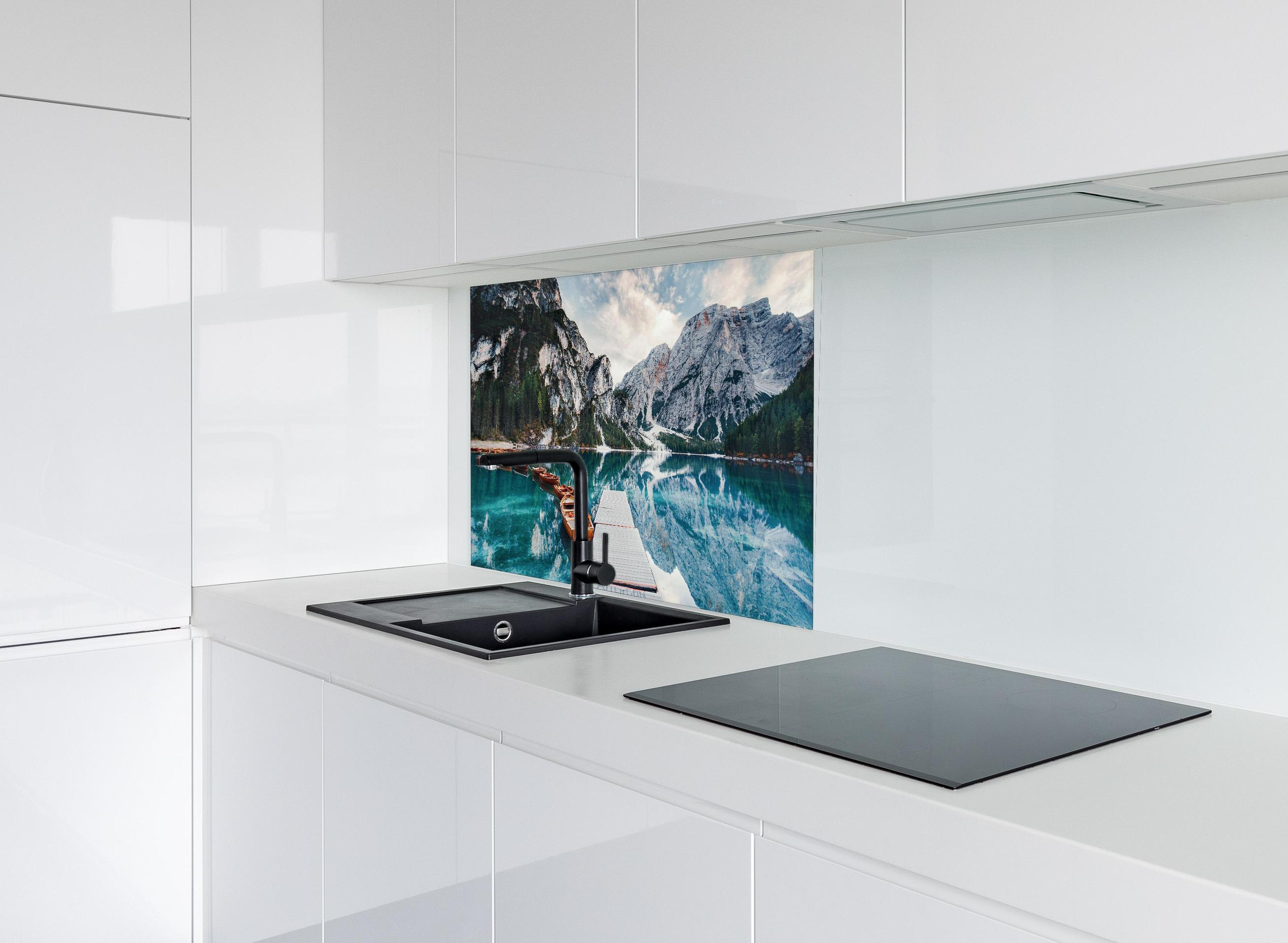 Spritzschutz - Steg am Bergsee mit Booten hinter modernem schwarz-matten Spülbecken in weißer Hochglanz-Küche