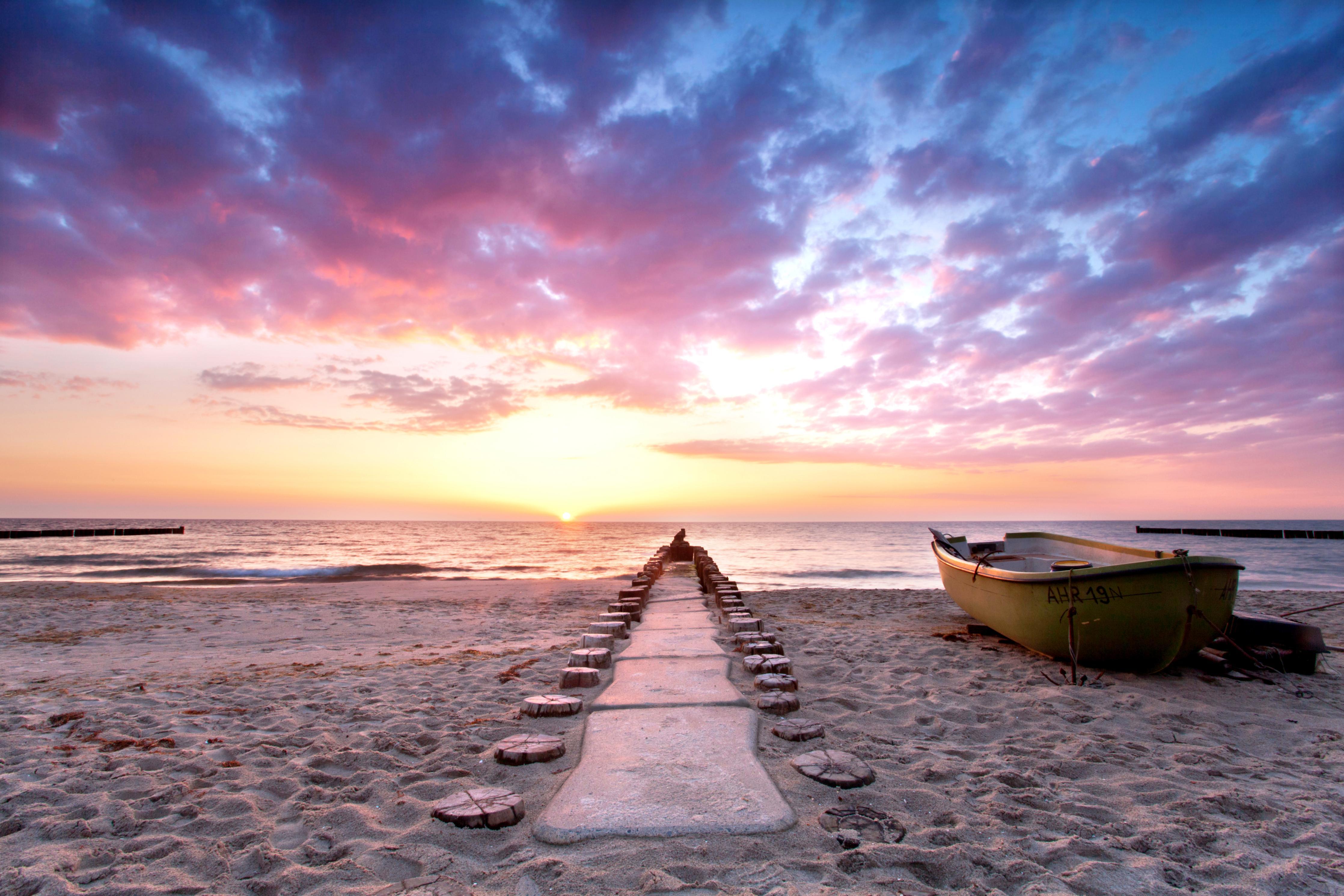 Spritzschutz-Steg ins Meer bei Abendsonne