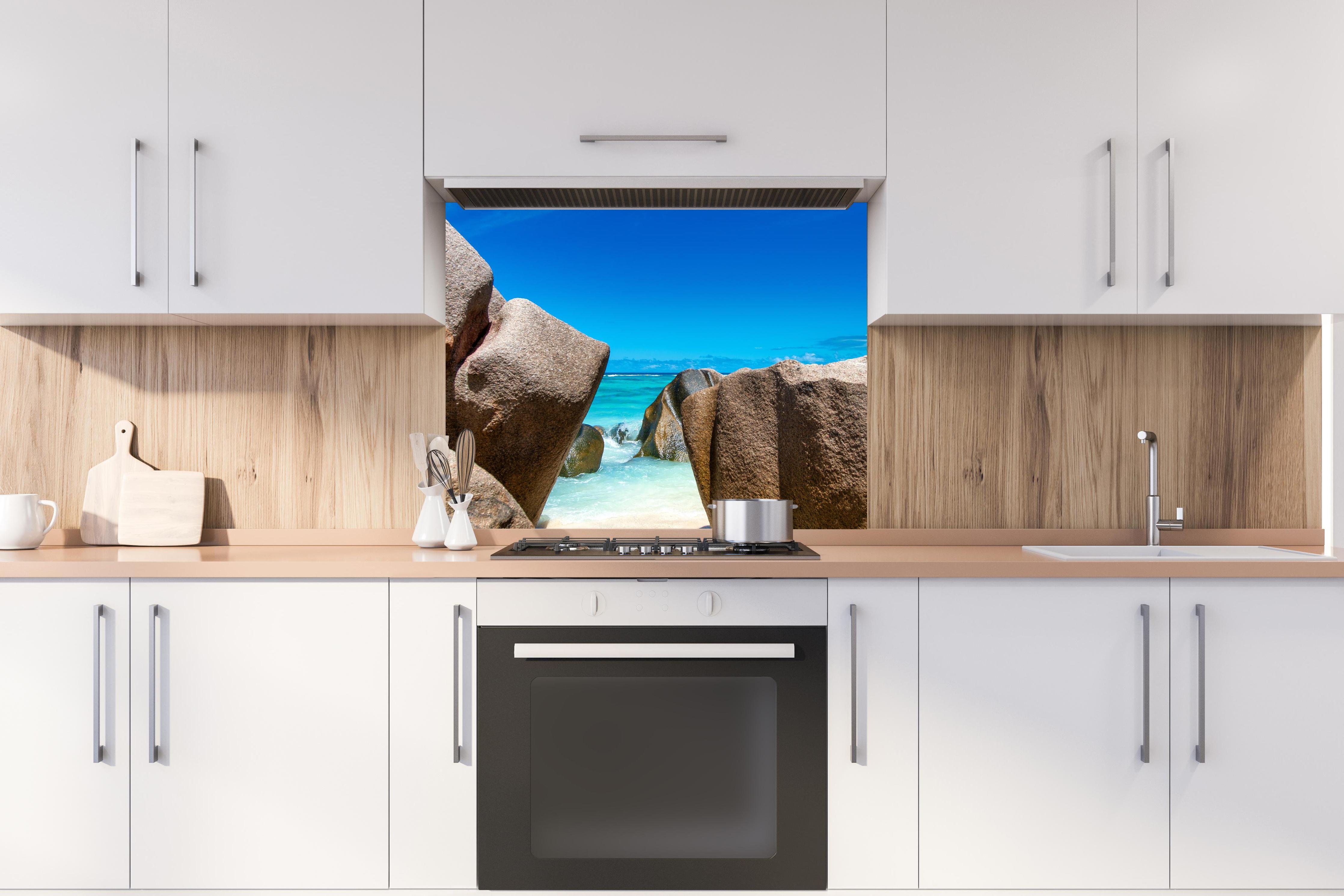 Spritzschutz - Stein-Panorama auf den Seychellen hinter stilvollem Gasherd unter Dunstabzugshaube