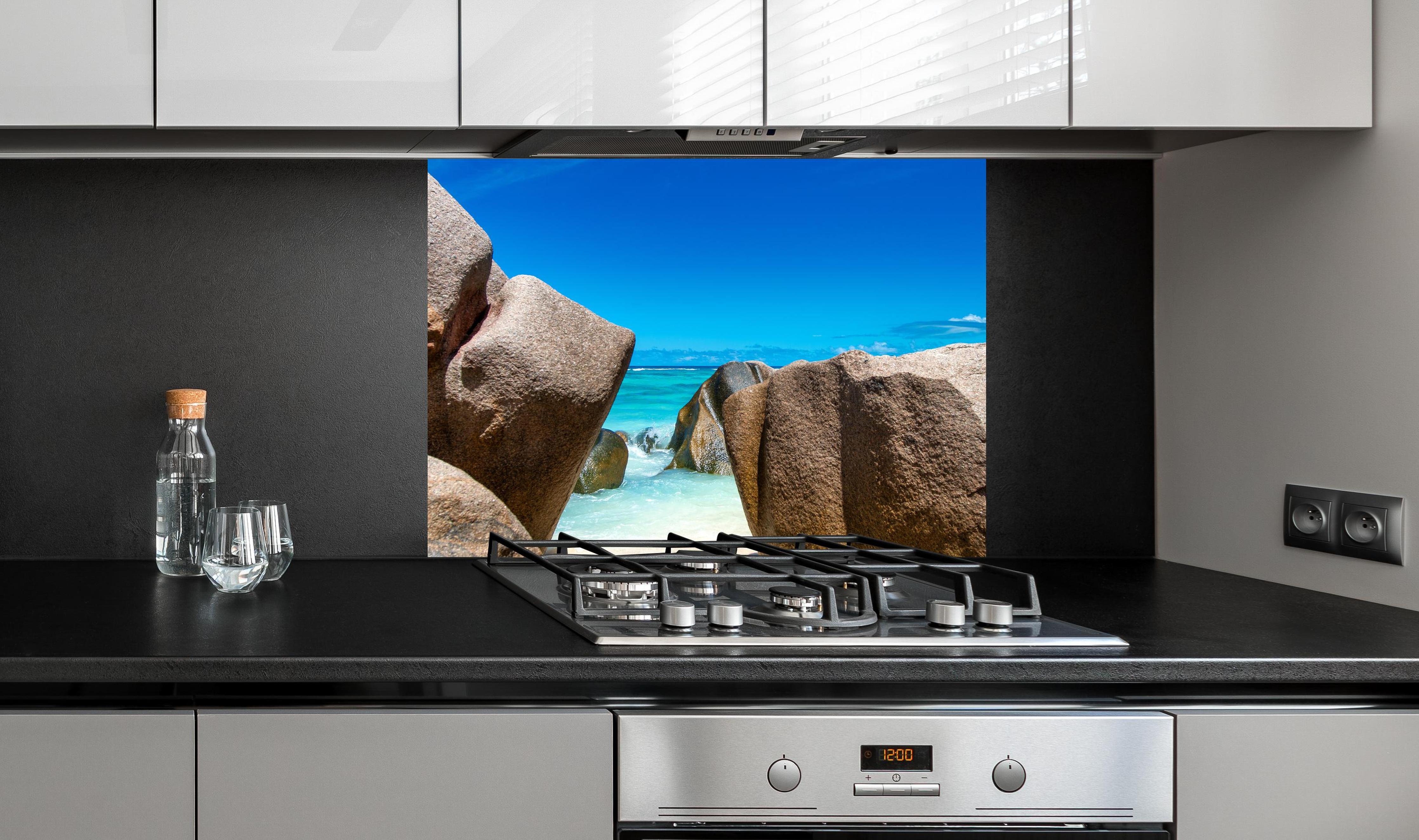 Spritzschutz - Stein-Panorama auf den Seychellen an edler Anthrazit-Wand hinter silbernem Gasherd