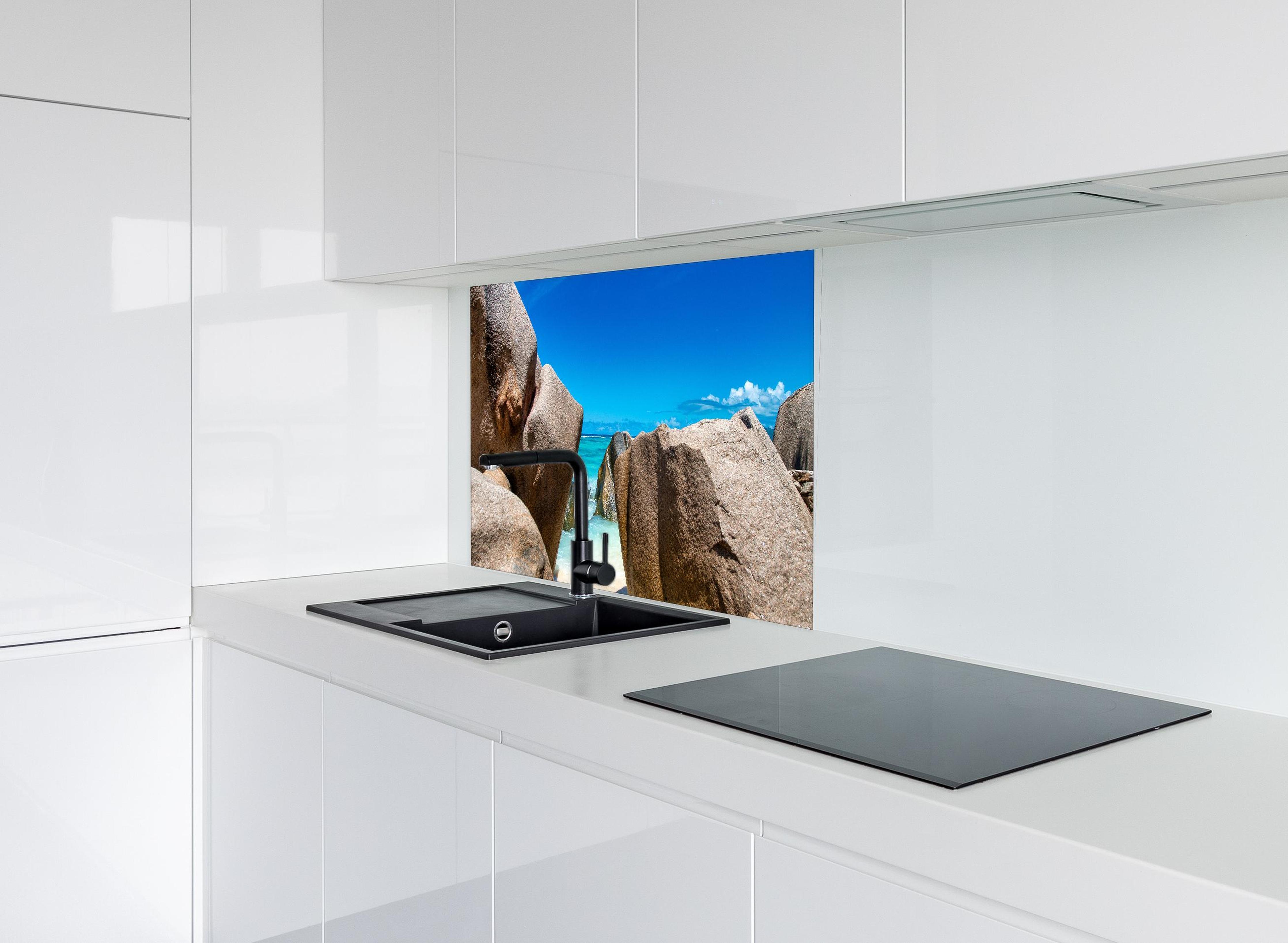 Spritzschutz - Stein-Panorama auf den Seychellen hinter modernem schwarz-matten Spülbecken in weißer Hochglanz-Küche