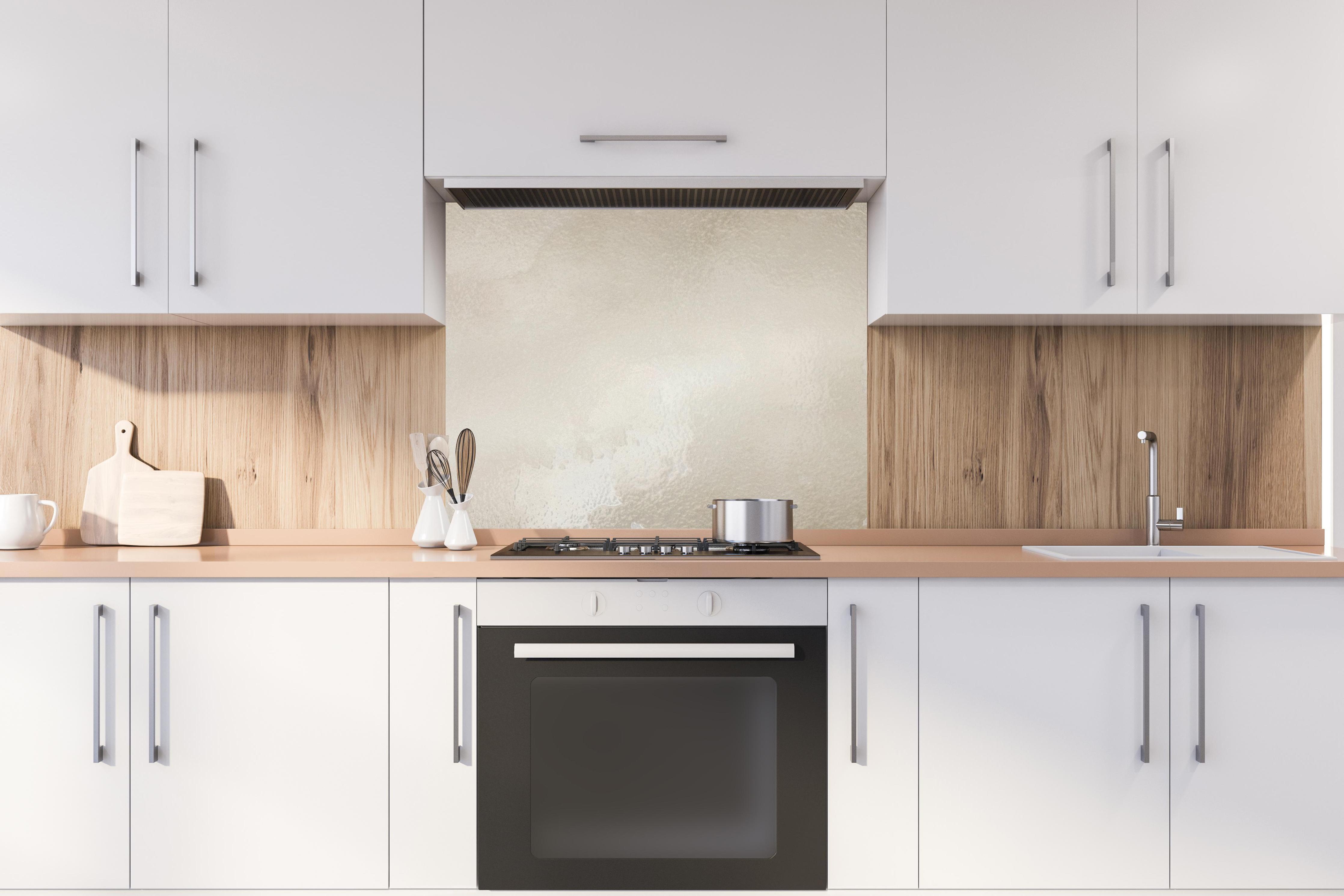 Spritzschutz - Steinartiges Aquarell hinter stilvollem Gasherd unter Dunstabzugshaube