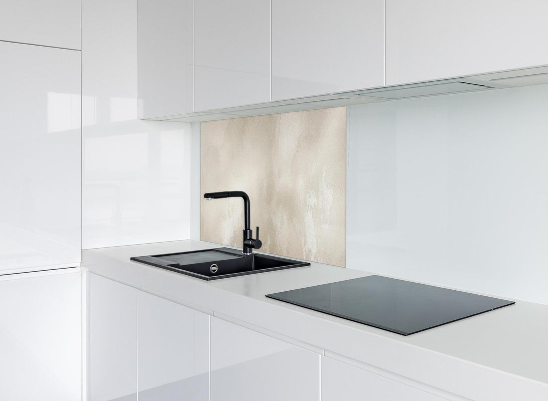 Spritzschutz - Steinartiges Aquarell hinter modernem schwarz-matten Spülbecken in weißer Hochglanz-Küche