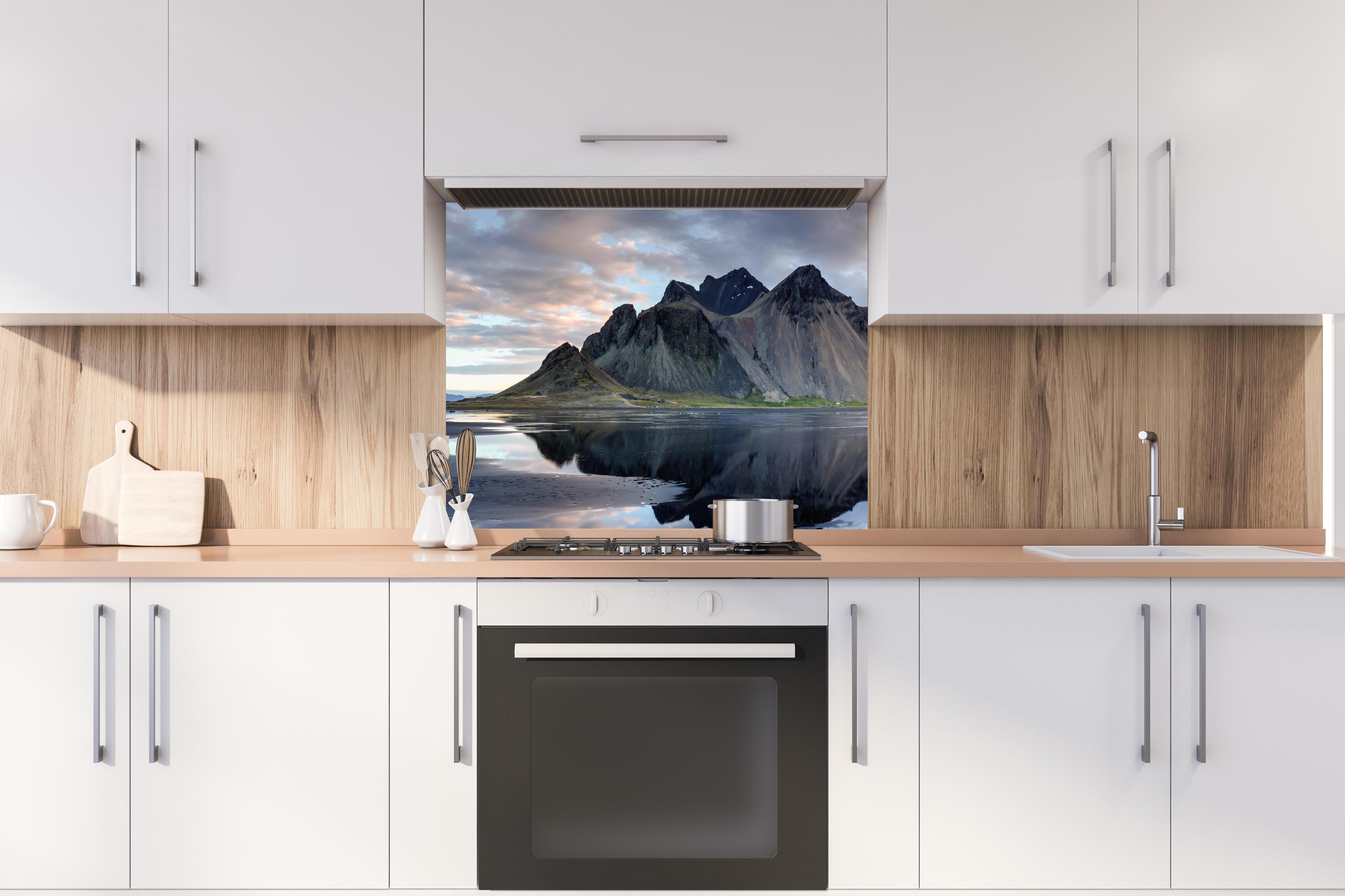 Spritzschutz - Stokksnes an der isländischen Küste hinter stilvollem Gasherd unter Dunstabzugshaube