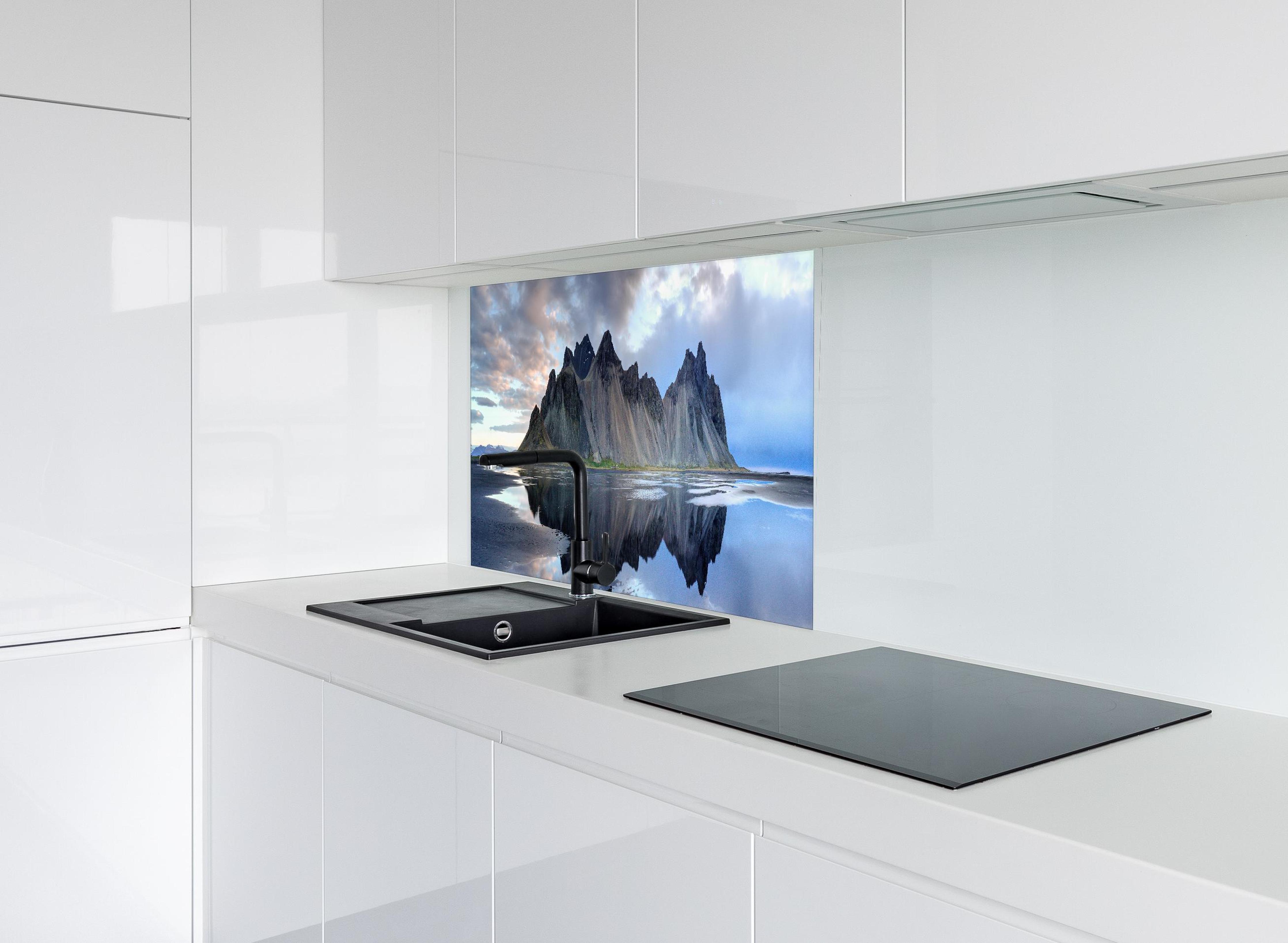 Spritzschutz - Stokksnes an der isländischen Küste hinter modernem schwarz-matten Spülbecken in weißer Hochglanz-Küche