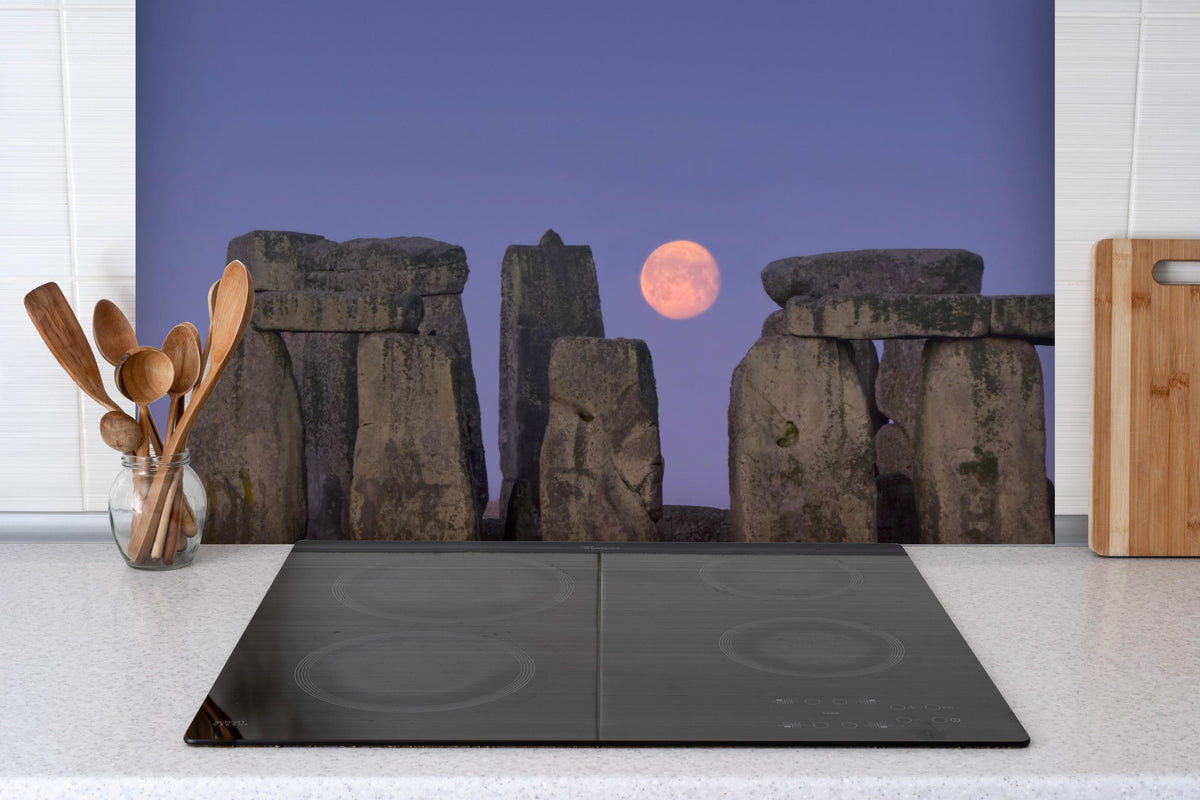 Spritzschutz - Stonehenge bei Nacht -  England hinter einem Cerankochfeld zwischen Holz-Kochutensilien
