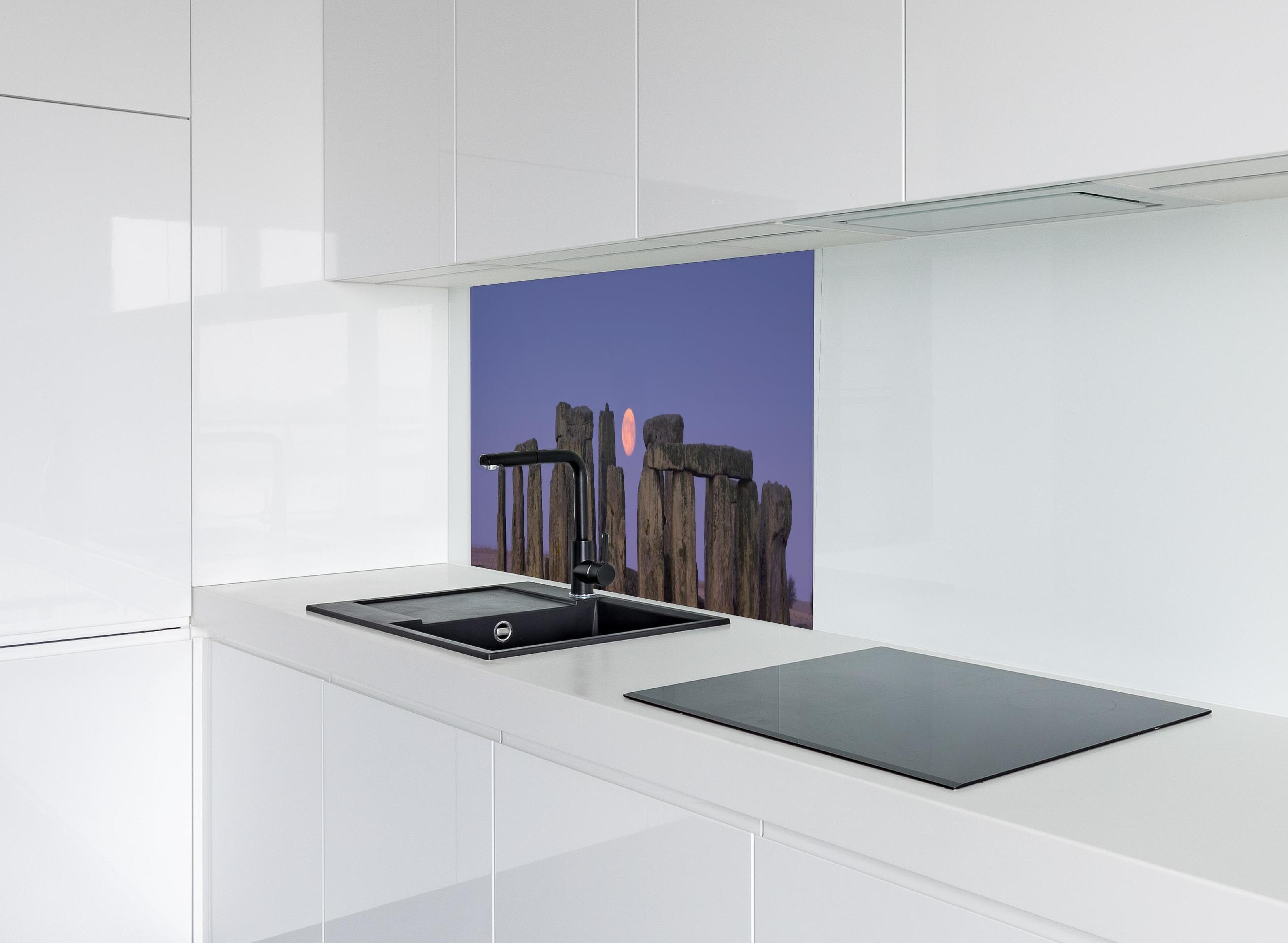 Spritzschutz - Stonehenge bei Nacht -  England hinter modernem schwarz-matten Spülbecken in weißer Hochglanz-Küche