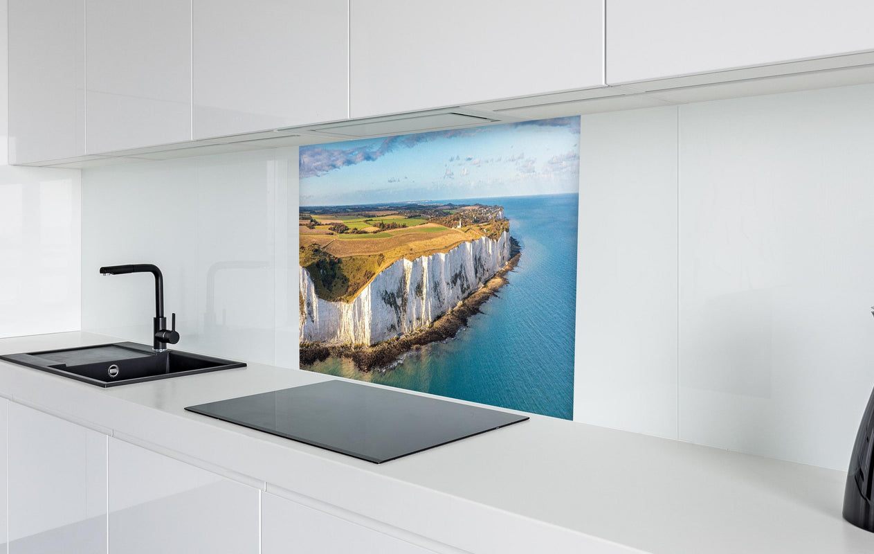 Spritzschutz - Strahlende White Cliffs of Dover  in weißer Hochglanz-Küche hinter einem Cerankochfeld