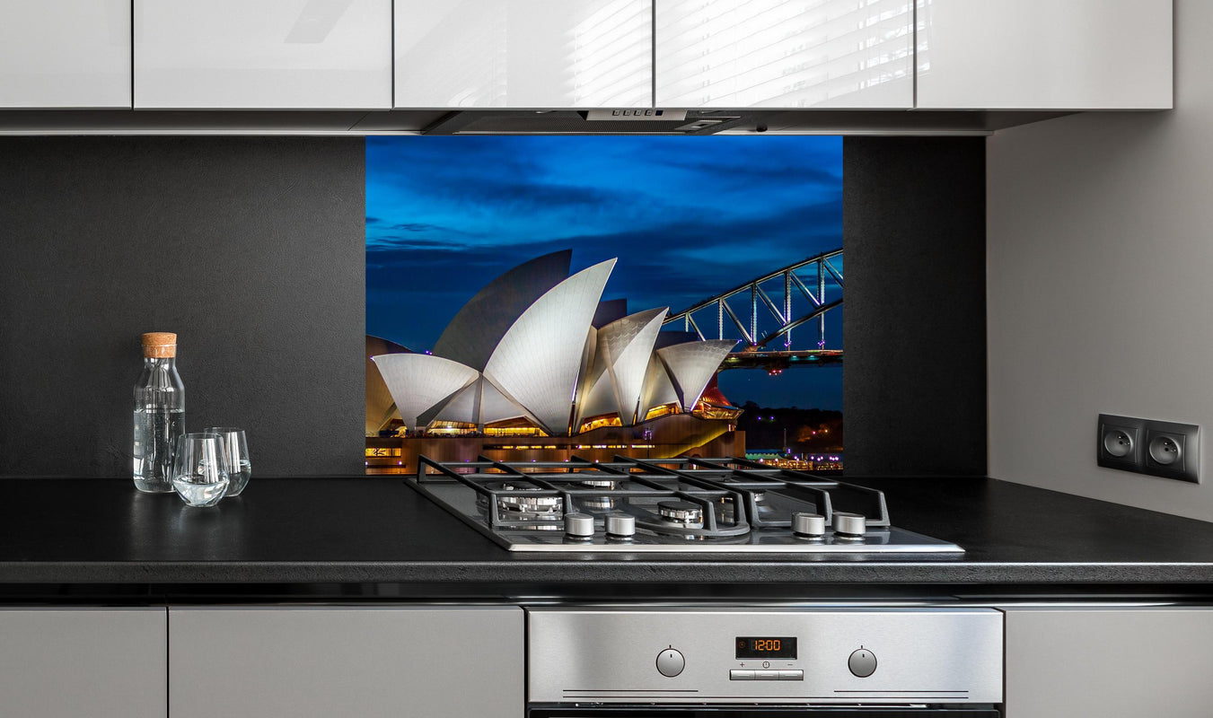 Spritzschutz - Sydney Harbour Bridge bei Nacht an edler Anthrazit-Wand hinter silbernem Gasherd