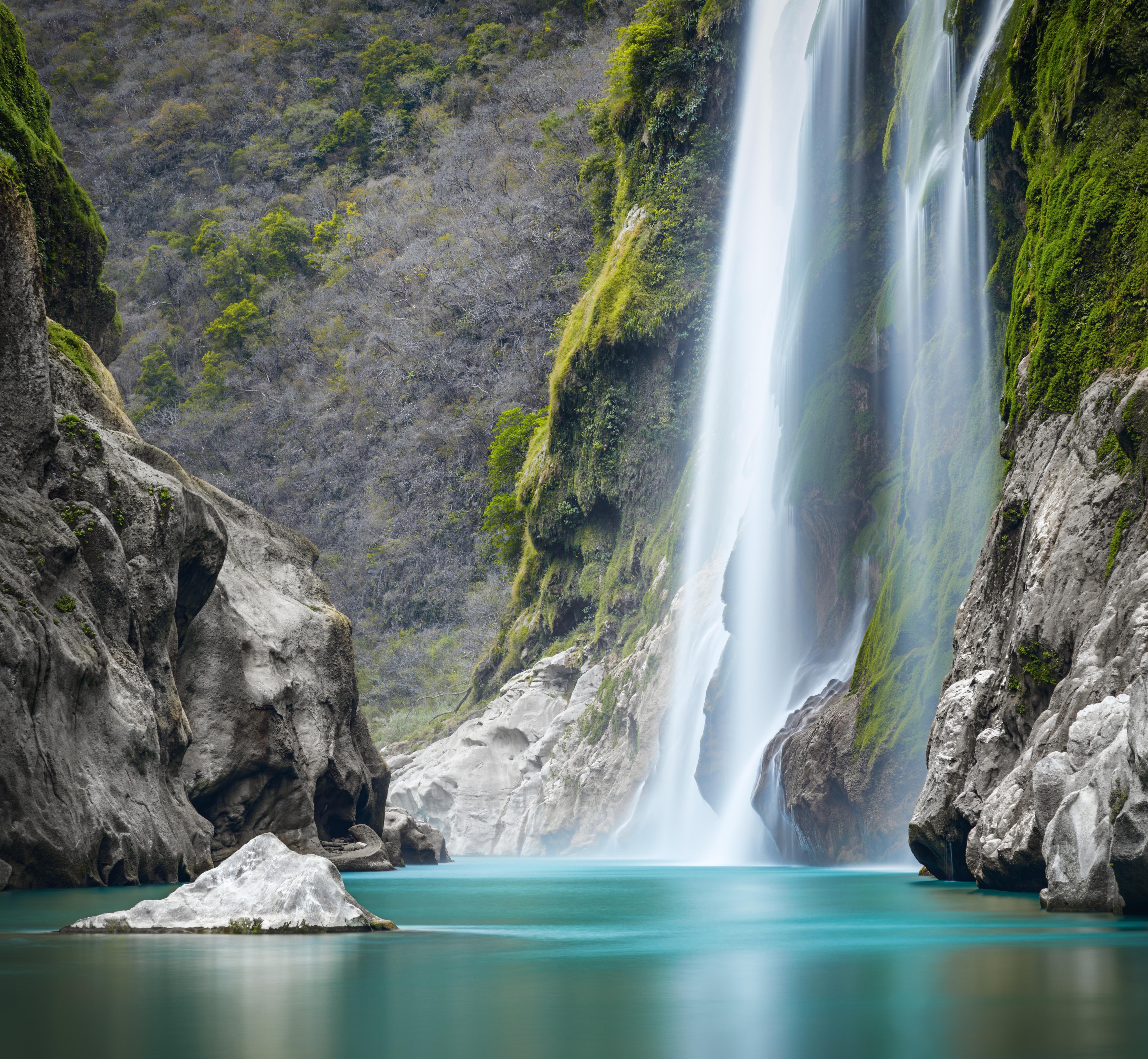 Spritzschutz-Tamul-Wasserfall am Fluss Tampaon