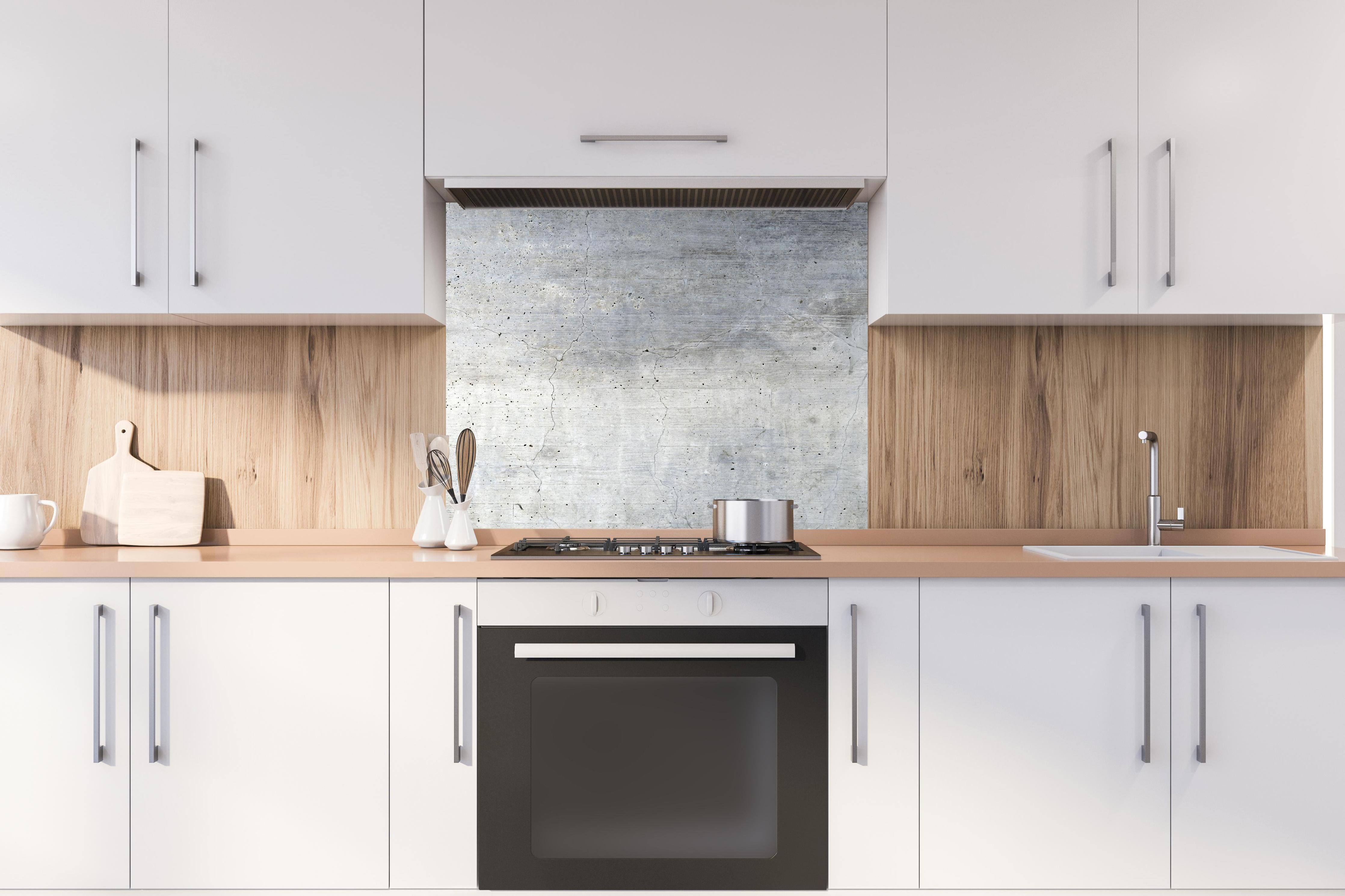 Spritzschutz - Textur einer alten grauen Betonwand hinter stilvollem Gasherd unter Dunstabzugshaube