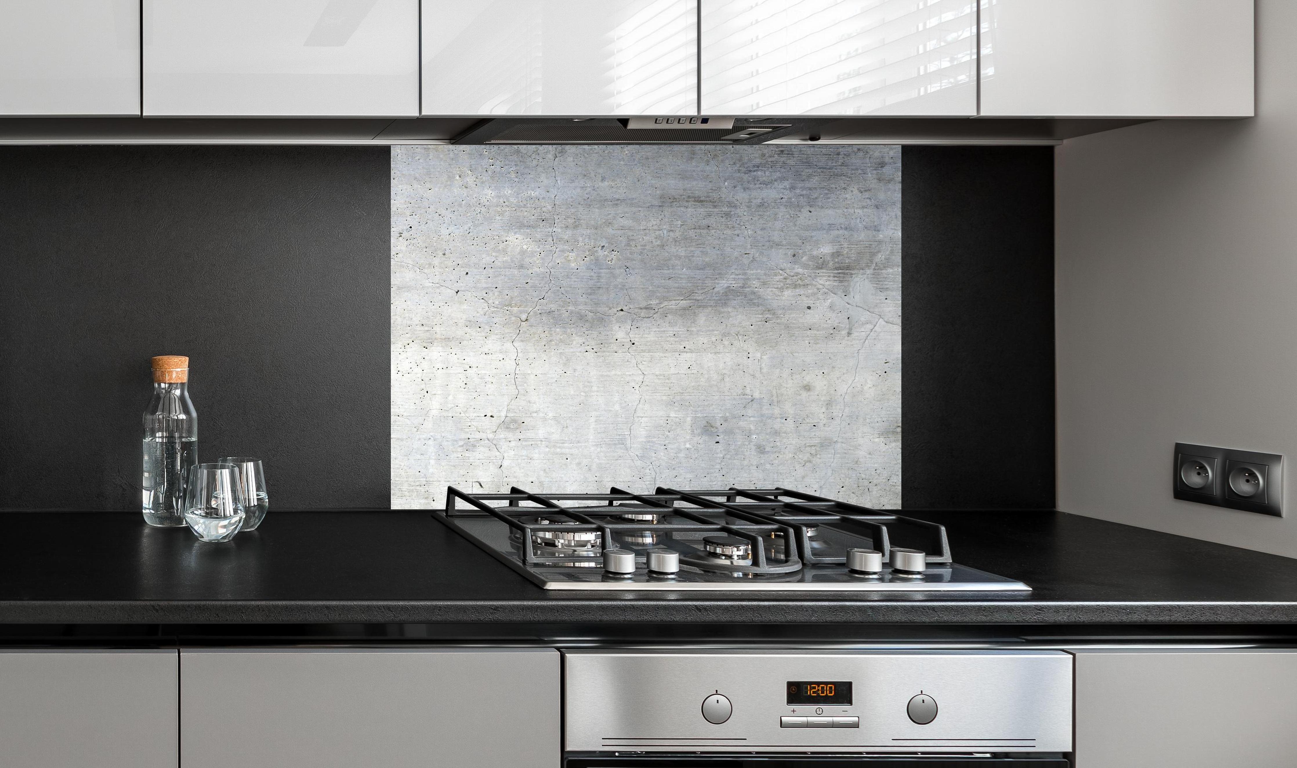 Spritzschutz - Textur einer alten grauen Betonwand an edler Anthrazit-Wand hinter silbernem Gasherd