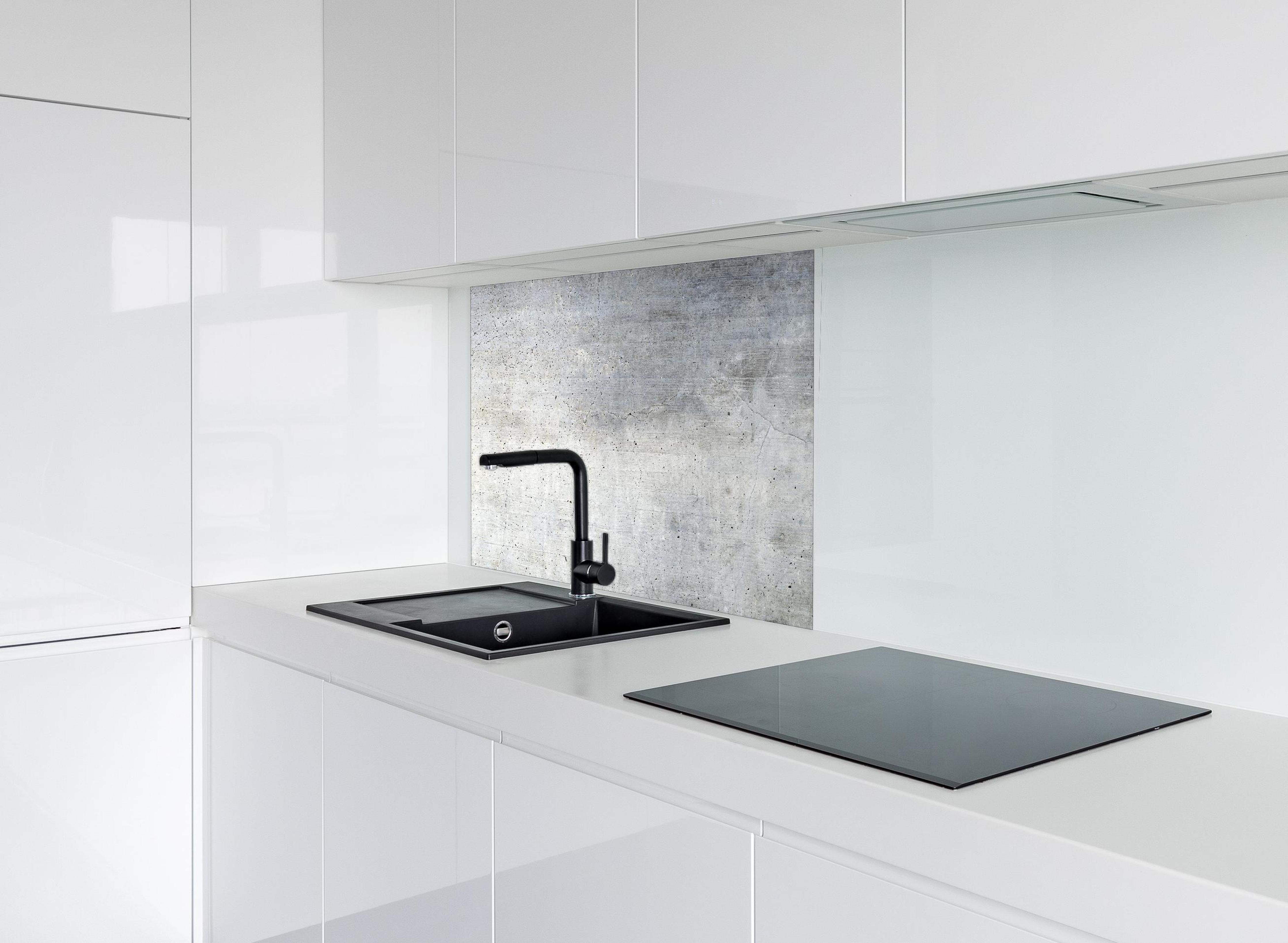 Spritzschutz - Textur einer alten grauen Betonwand hinter modernem schwarz-matten Spülbecken in weißer Hochglanz-Küche