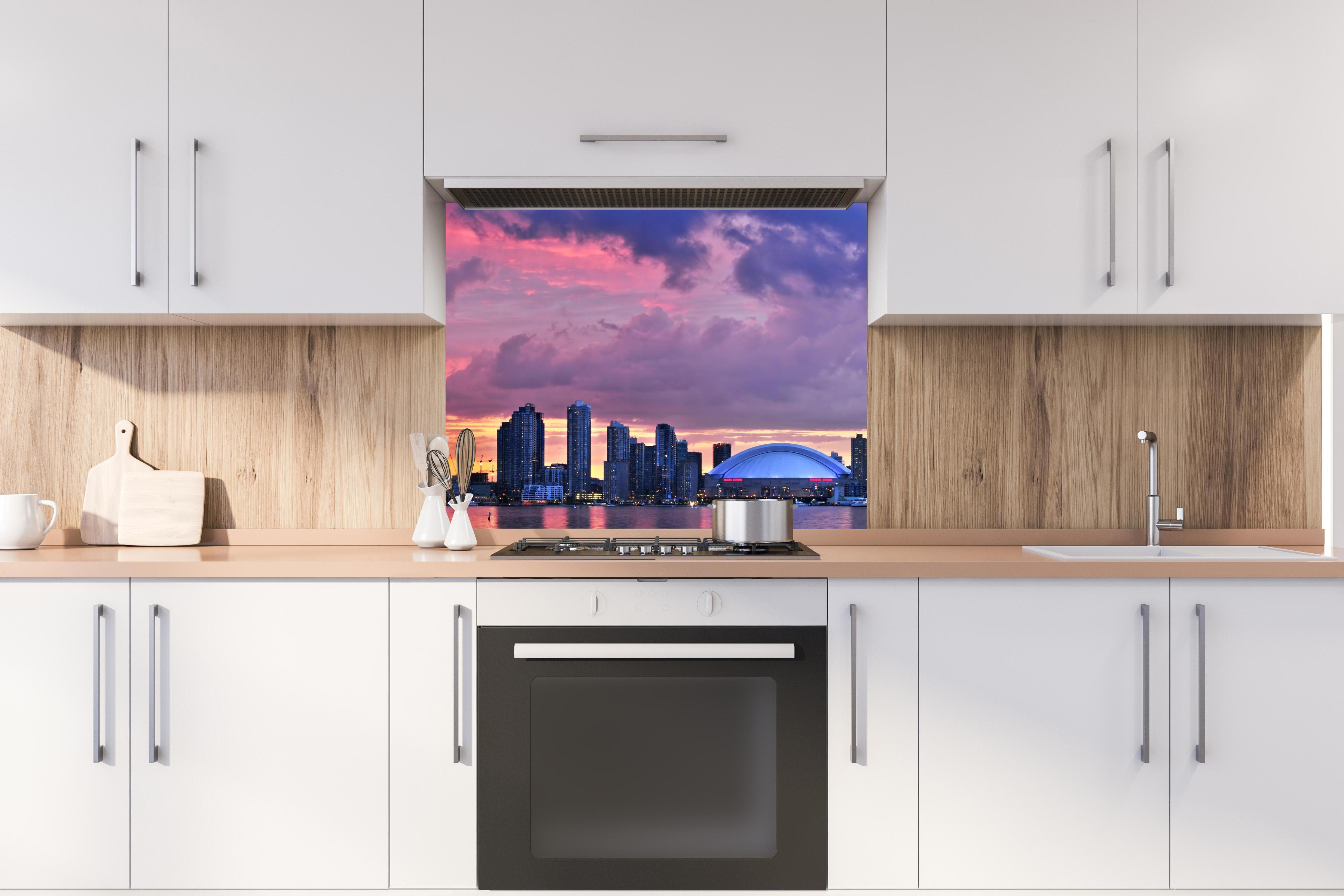 Spritzschutz - Toronto Skyline bei Abendlicht hinter stilvollem Gasherd unter Dunstabzugshaube