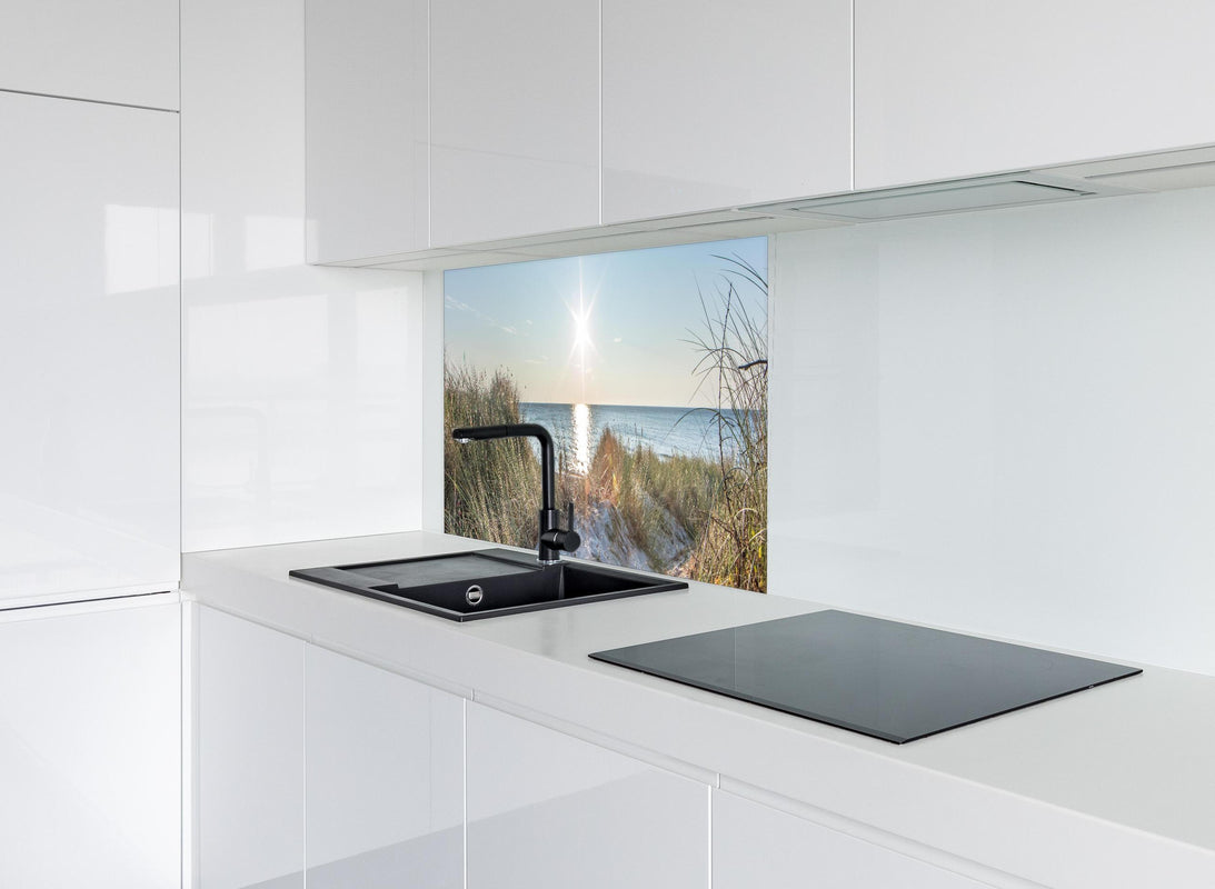 Spritzschutz - Traumstrand an der Ostküste hinter modernem schwarz-matten Spülbecken in weißer Hochglanz-Küche