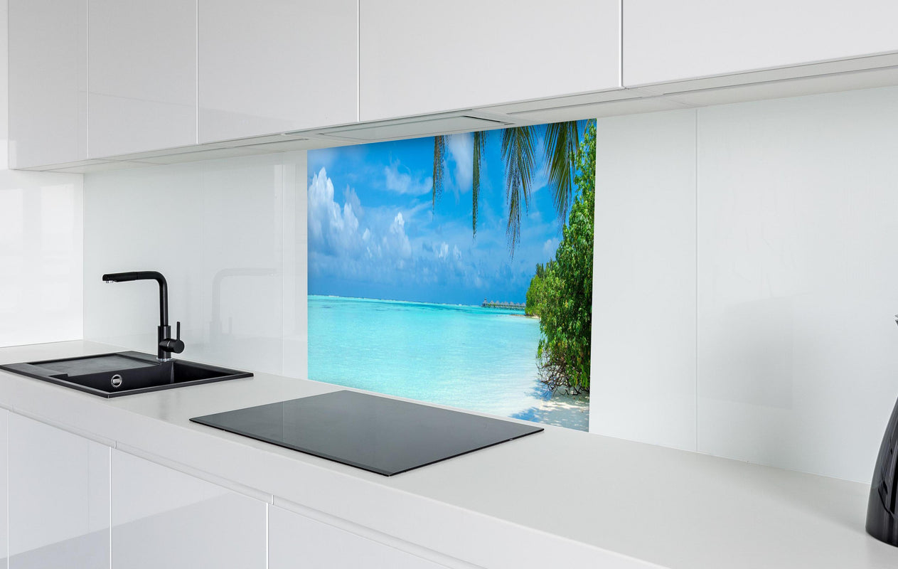Spritzschutz - Tropische Malediveninsel mit weißem Sandstrand  in weißer Hochglanz-Küche hinter einem Cerankochfeld