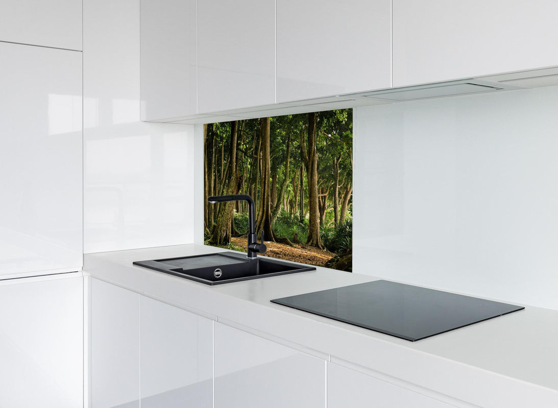 Spritzschutz - Tropischer Wald auf der Insel Havelock hinter modernem schwarz-matten Spülbecken in weißer Hochglanz-Küche