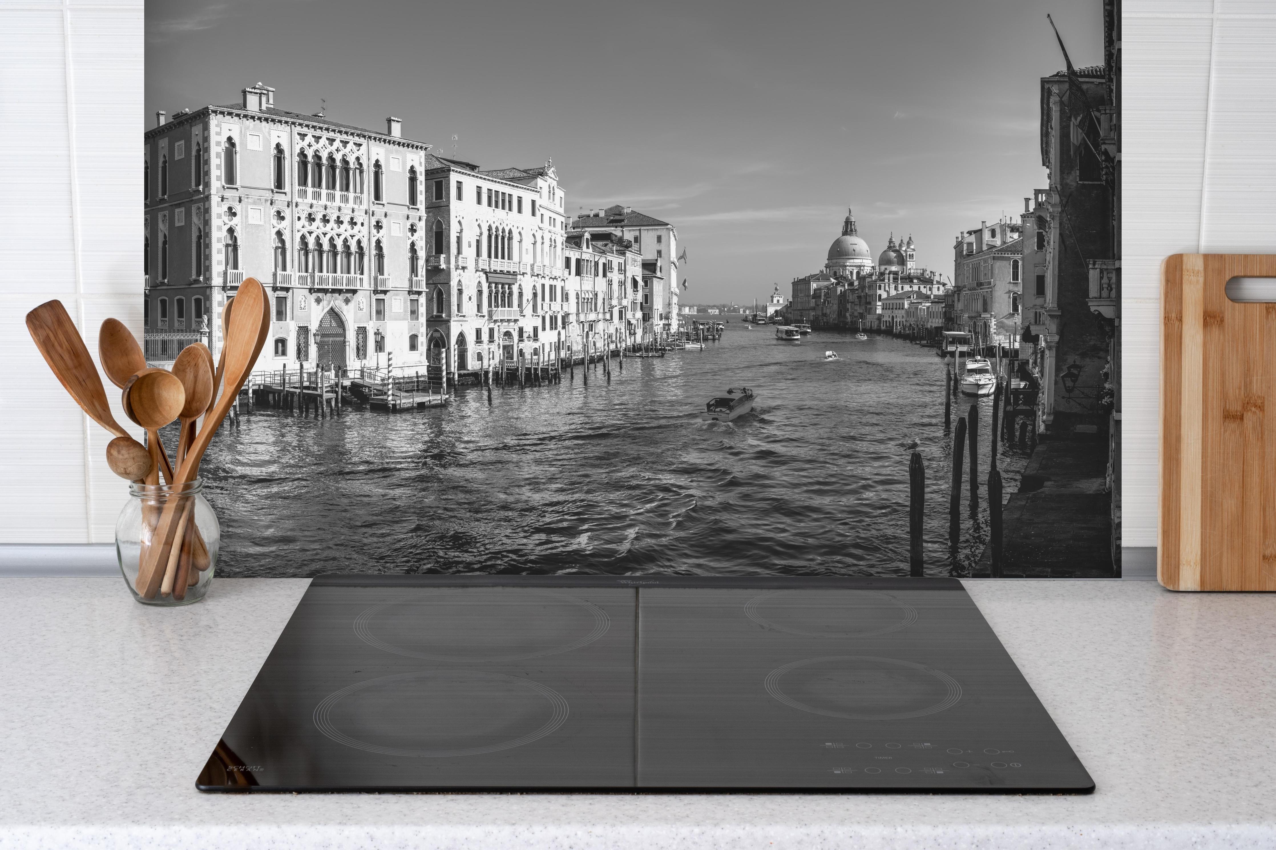 Spritzschutz - Venedig in Schwarz und Weiß hinter einem Cerankochfeld zwischen Holz-Kochutensilien
