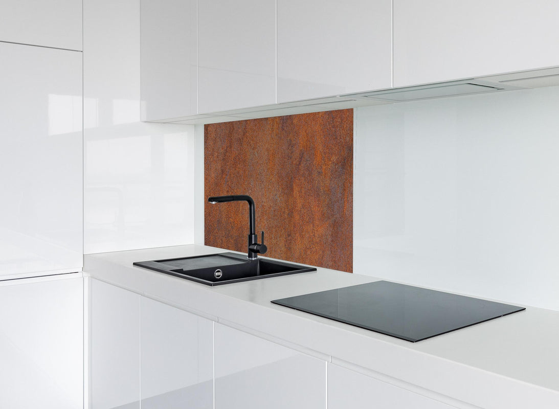 Spritzschutz - Verrostetes Metall hinter modernem schwarz-matten Spülbecken in weißer Hochglanz-Küche