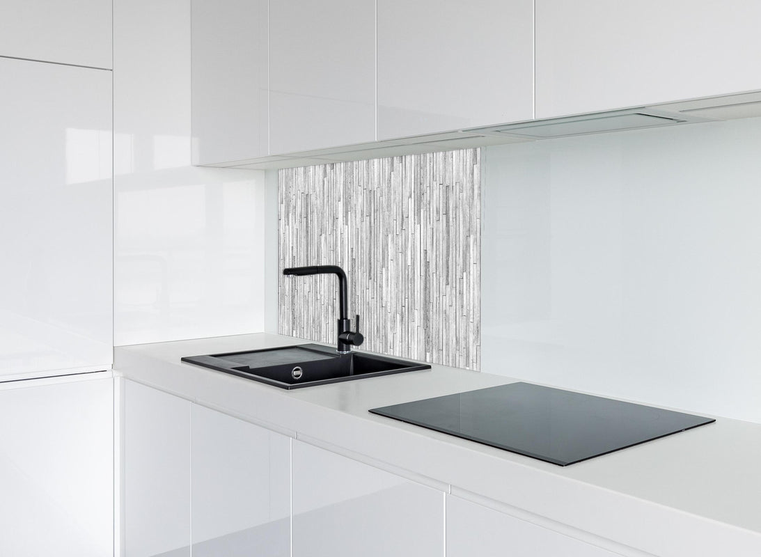 Spritzschutz - Vertikale weiße kleine Kiefernholzstücke hinter modernem schwarz-matten Spülbecken in weißer Hochglanz-Küche