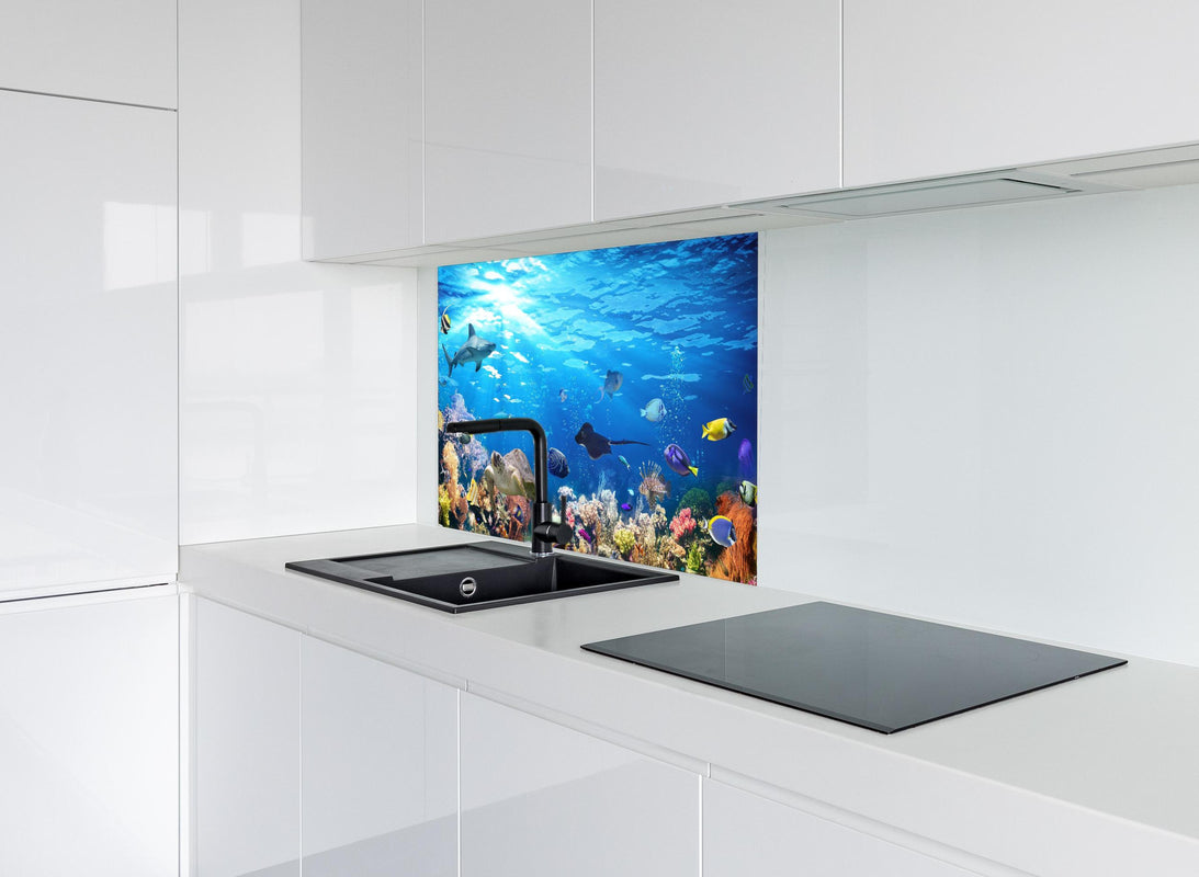 Spritzschutz - Vielfältige Unterwasserwelt hinter modernem schwarz-matten Spülbecken in weißer Hochglanz-Küche
