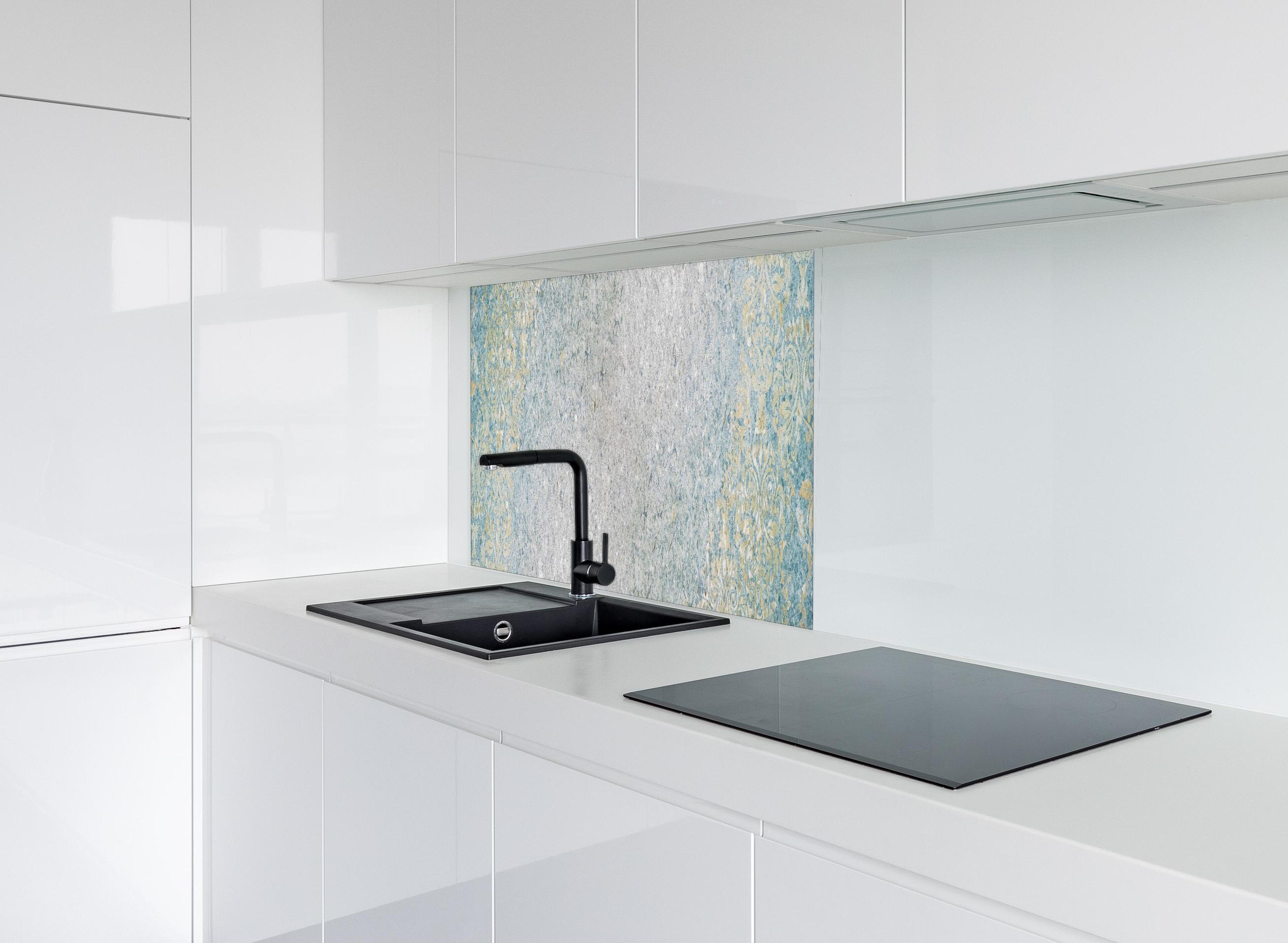 Spritzschutz - Vintage Beton hinter modernem schwarz-matten Spülbecken in weißer Hochglanz-Küche