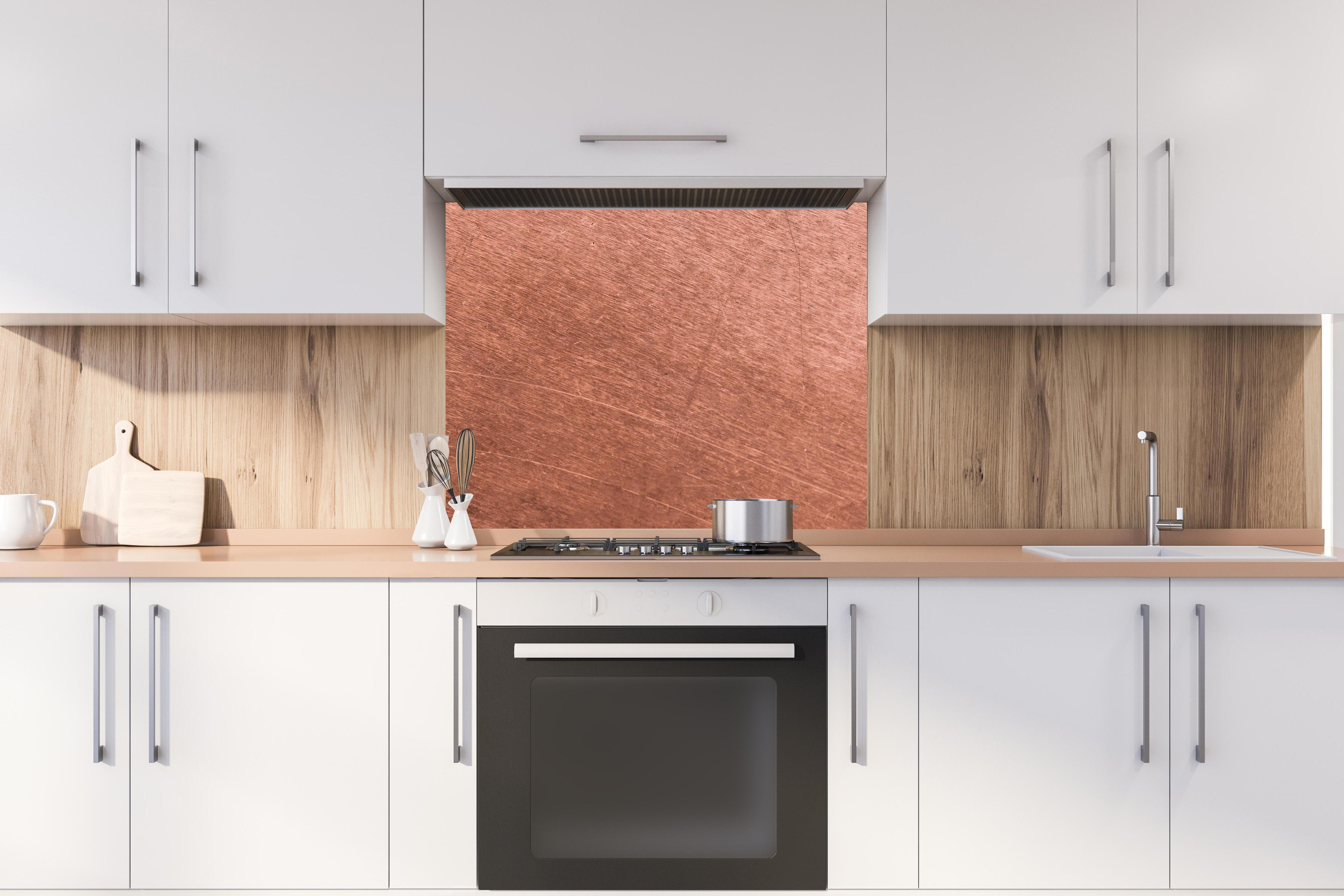 Spritzschutz - Vintage-Kupferblech hinter stilvollem Gasherd unter Dunstabzugshaube