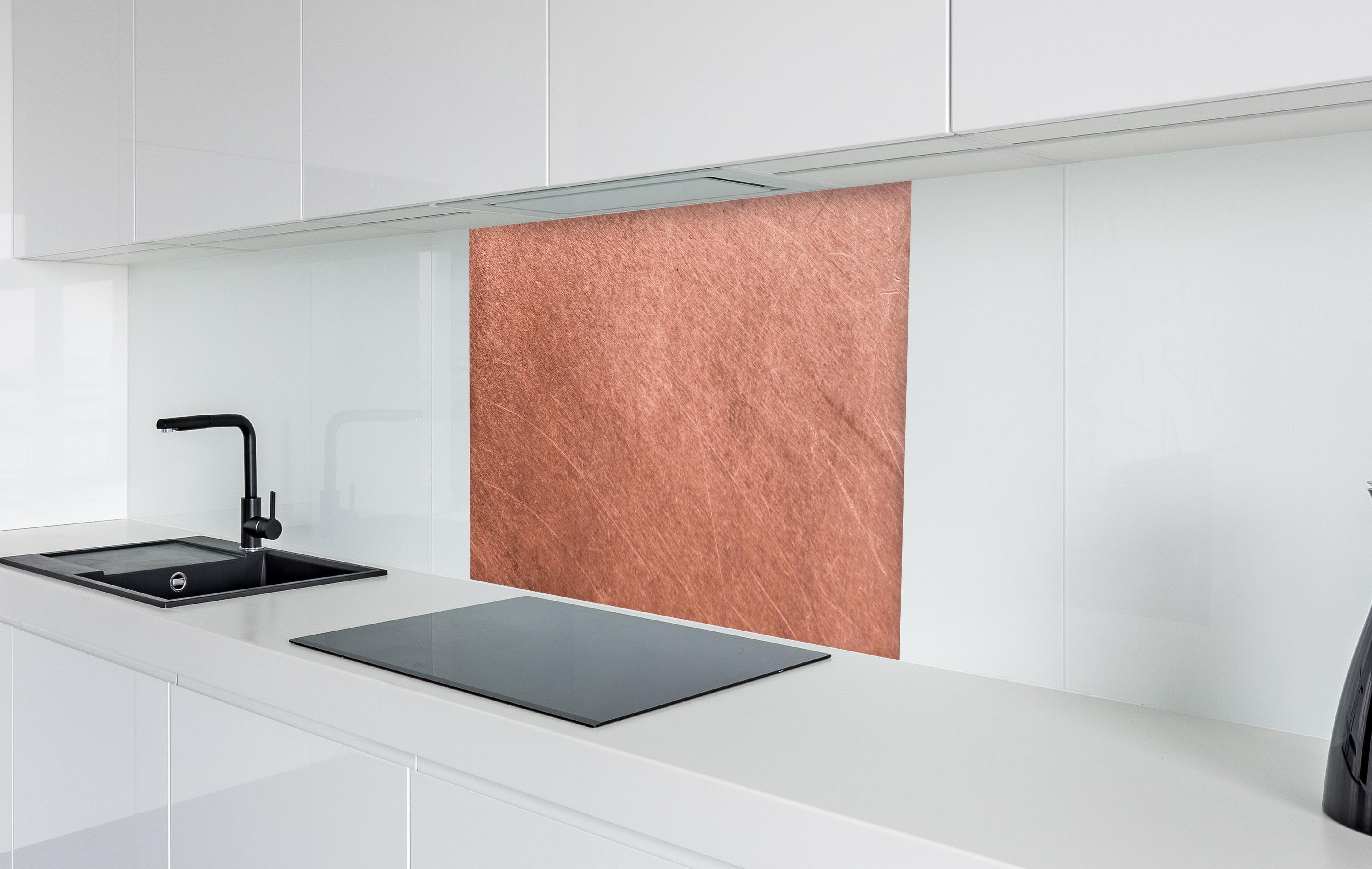Spritzschutz - Vintage-Kupferblech  in weißer Hochglanz-Küche hinter einem Cerankochfeld